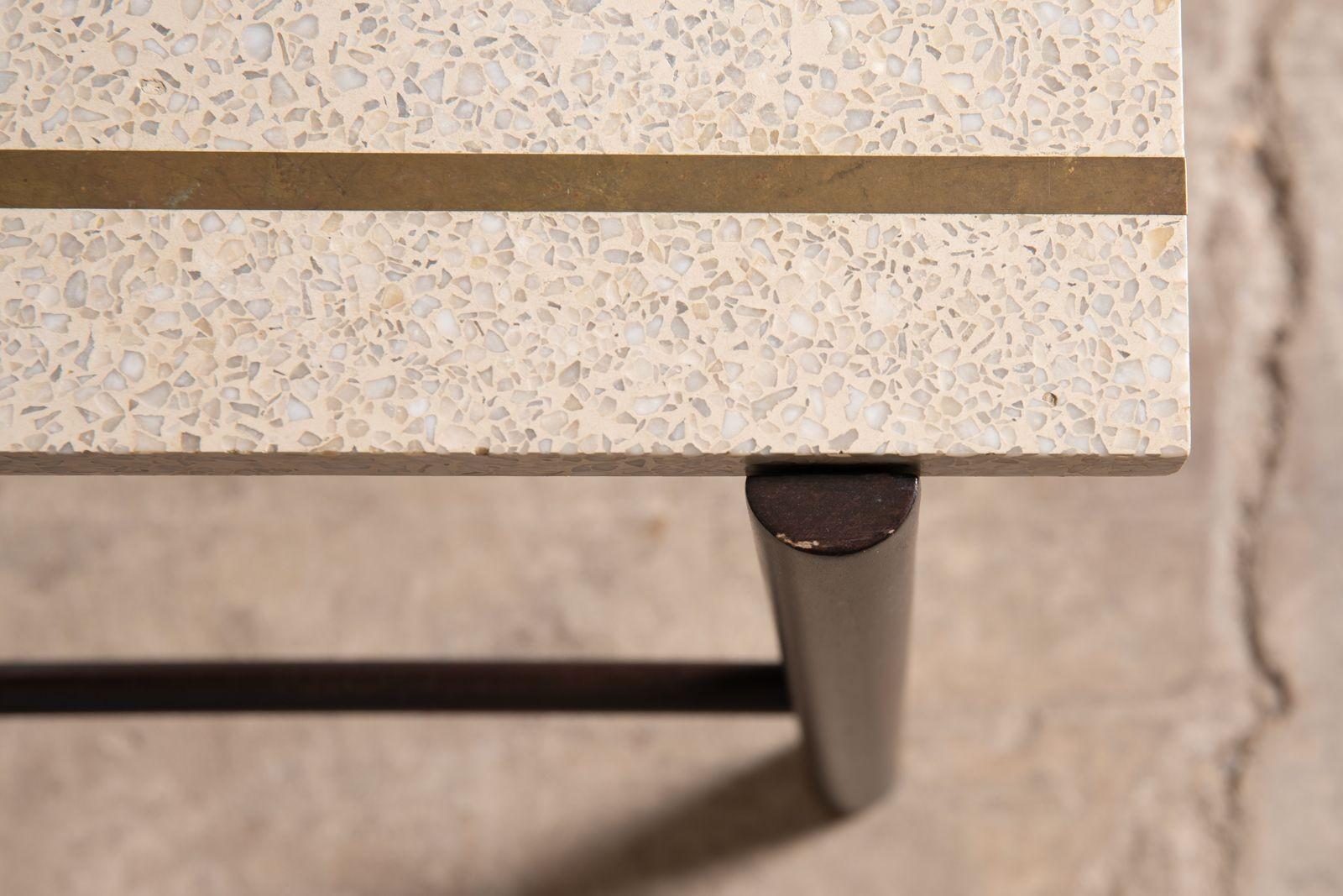 Table d'appoint Harvey Probber en terrazzo et laiton avec cadre en acajou massif en vente 2