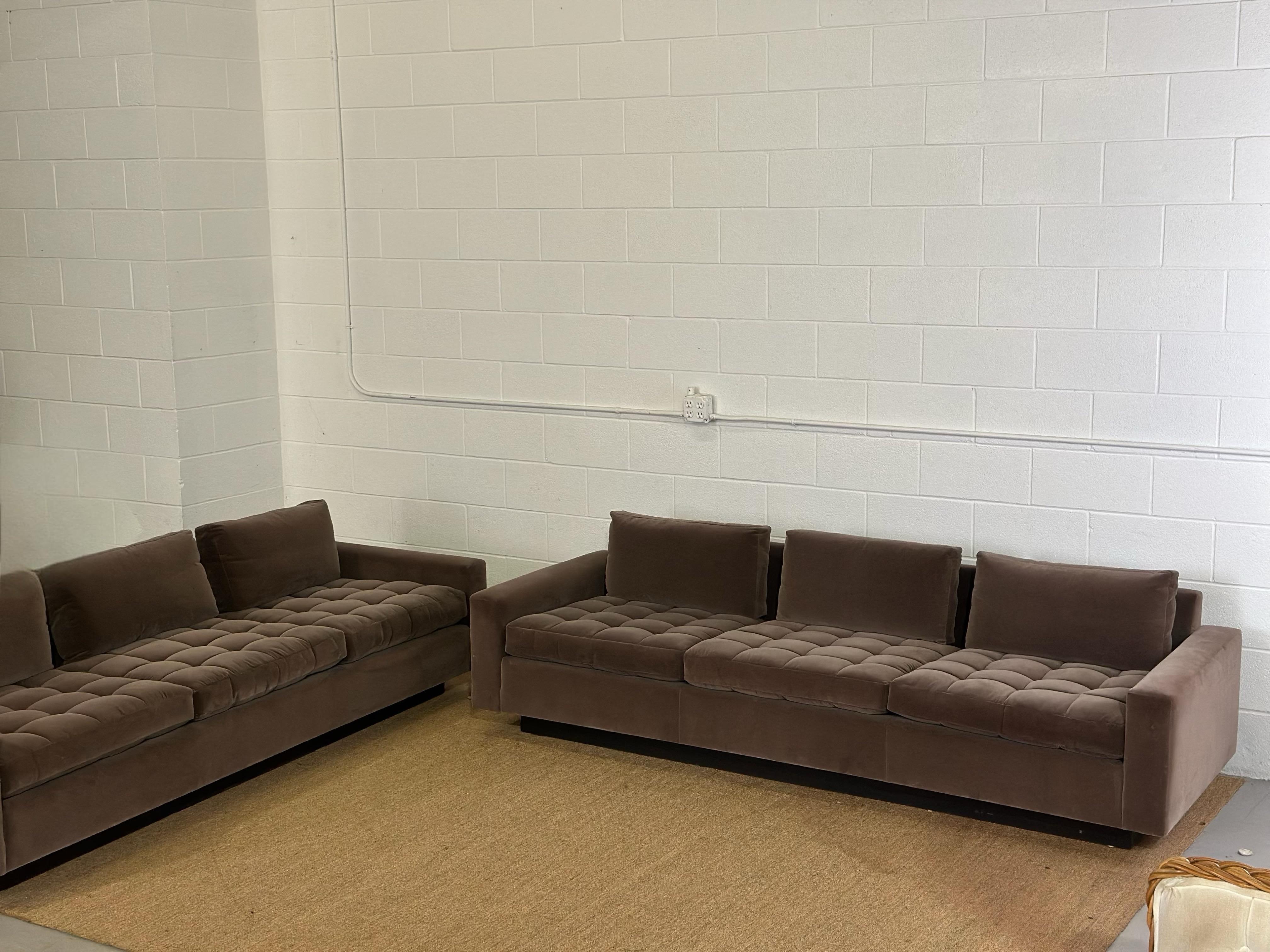 Harvey Probber Tuft Canapés 3 places encastrés en velours Donghia Brown Mocha - une paire en vente 3