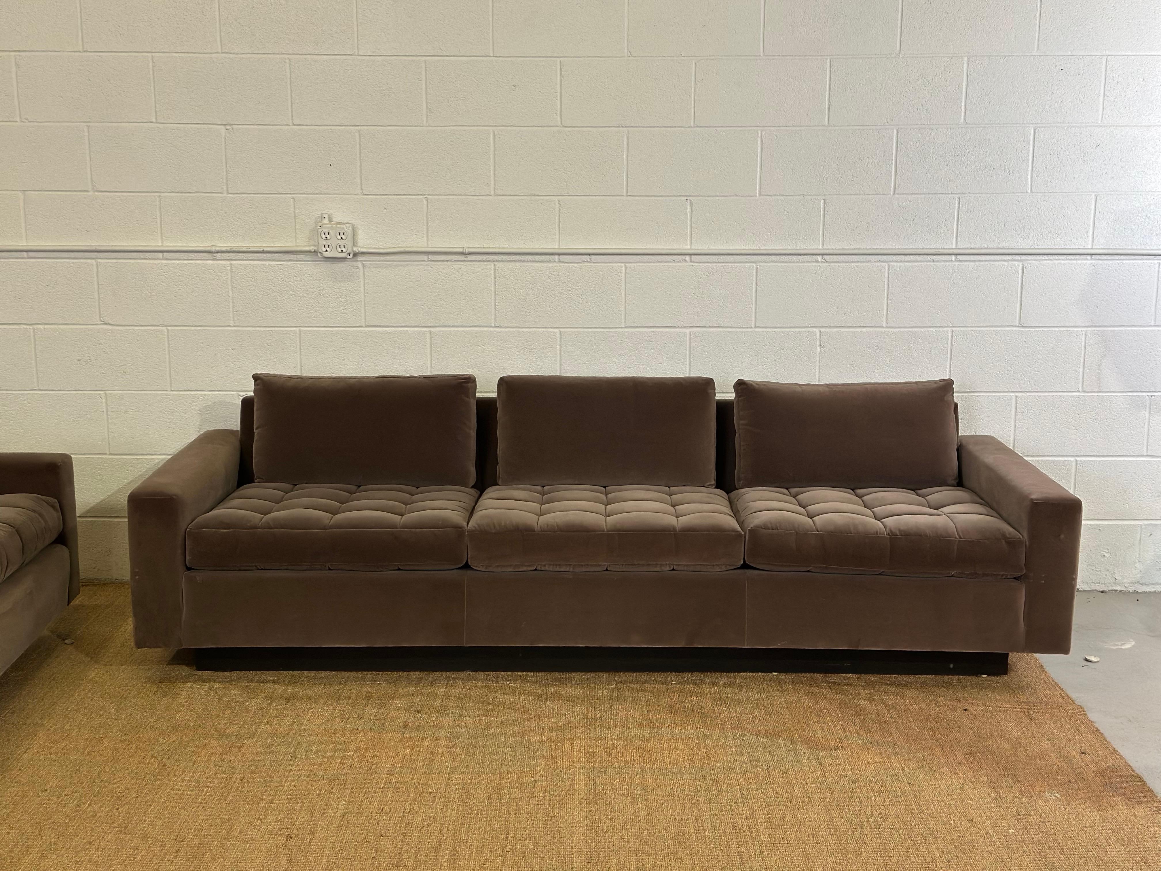 Harvey Probber Tuft Canapés 3 places encastrés en velours Donghia Brown Mocha - une paire en vente 4