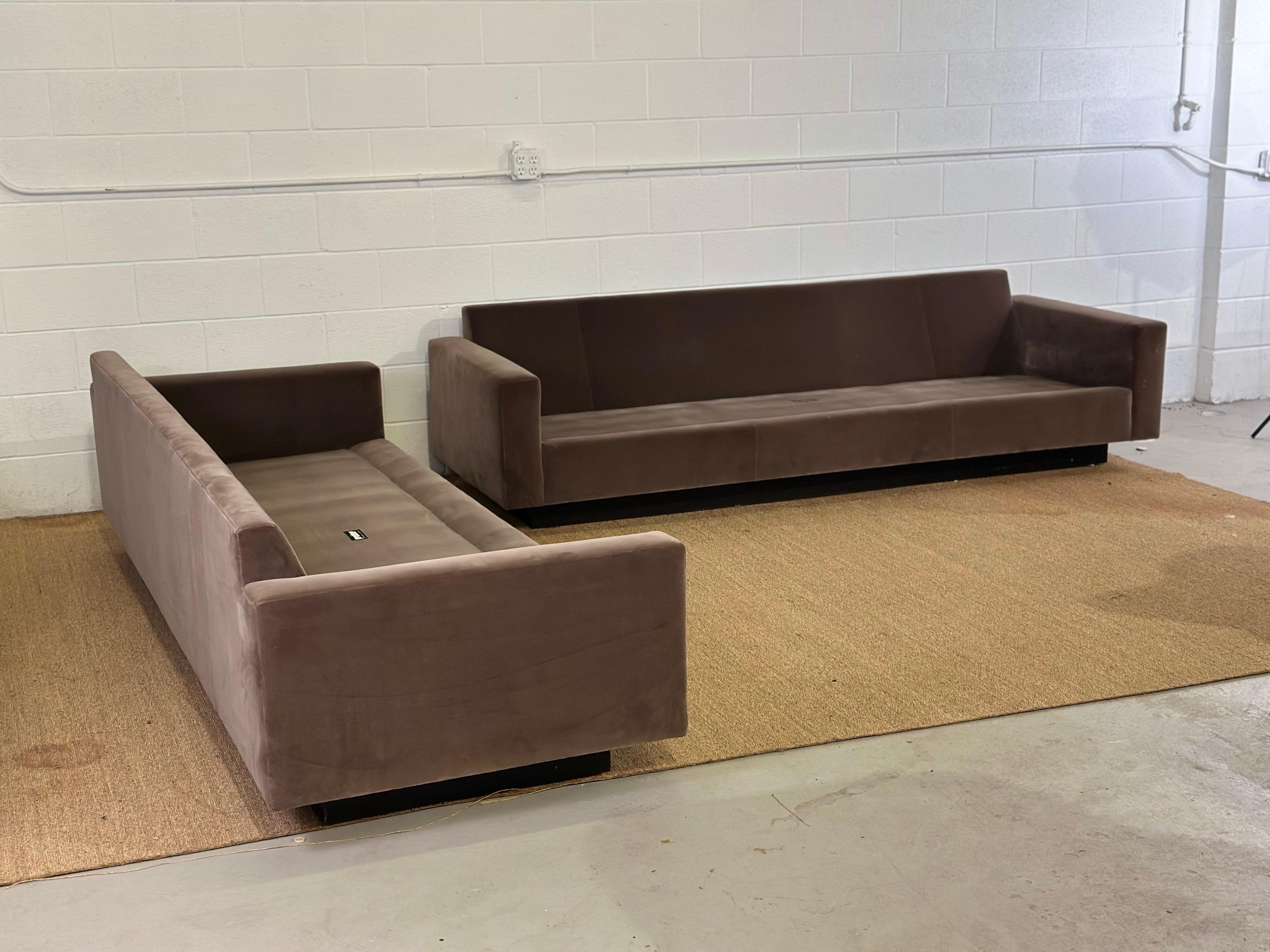 Américain Harvey Probber Tuft Canapés 3 places encastrés en velours Donghia Brown Mocha - une paire en vente