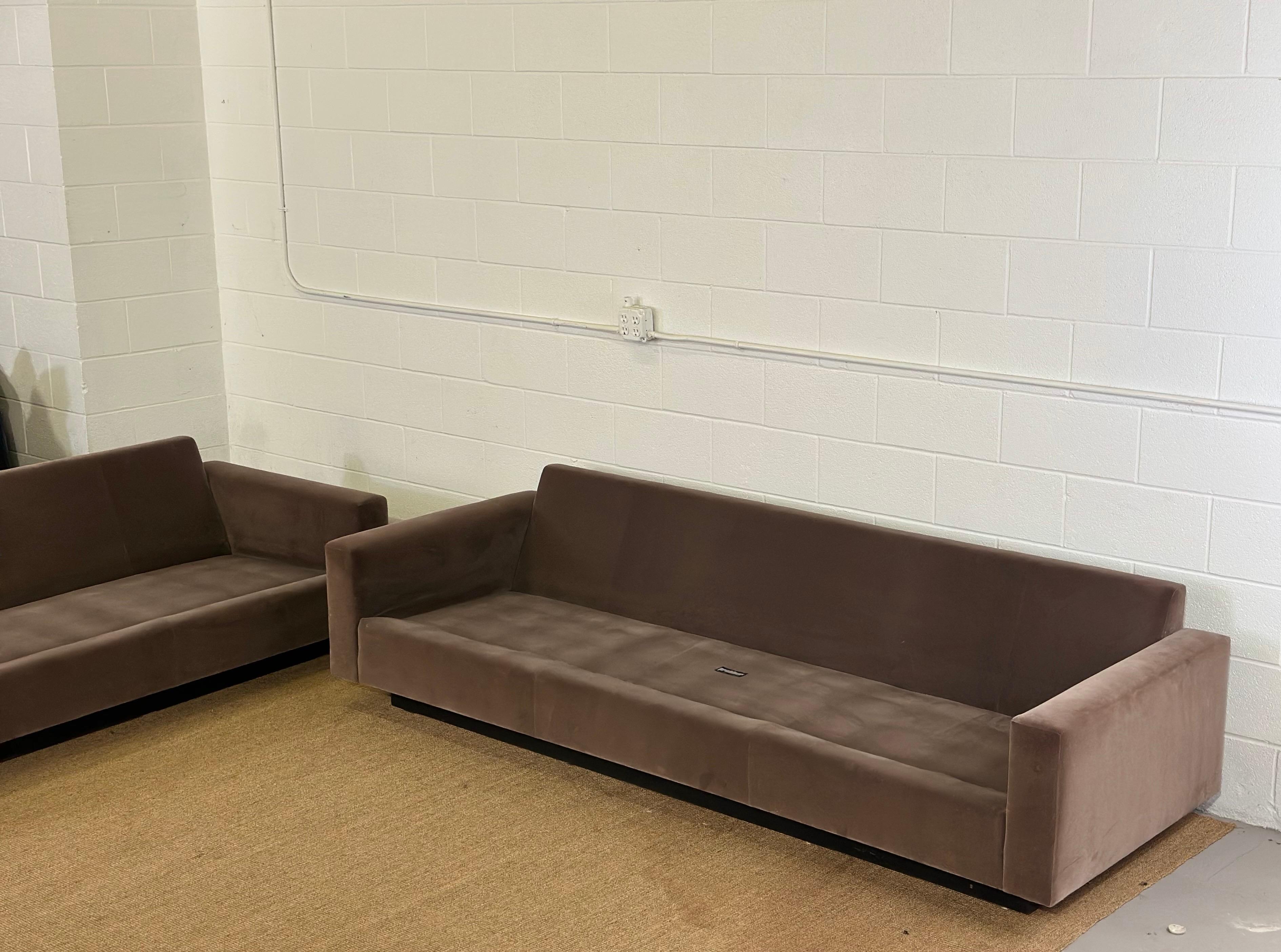 Harvey Probber Tuft Canapés 3 places encastrés en velours Donghia Brown Mocha - une paire Bon état - En vente à Farmington Hills, MI