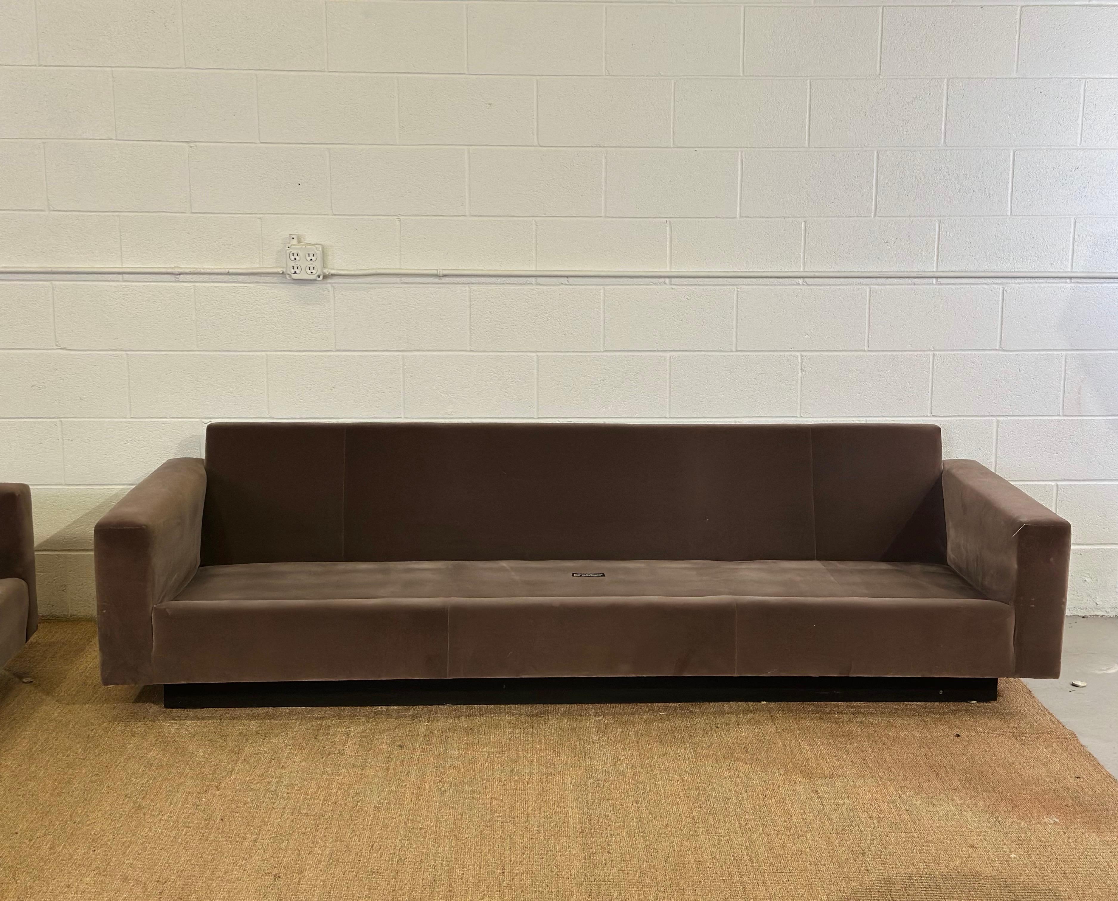 Fin du 20e siècle Harvey Probber Tuft Canapés 3 places encastrés en velours Donghia Brown Mocha - une paire en vente