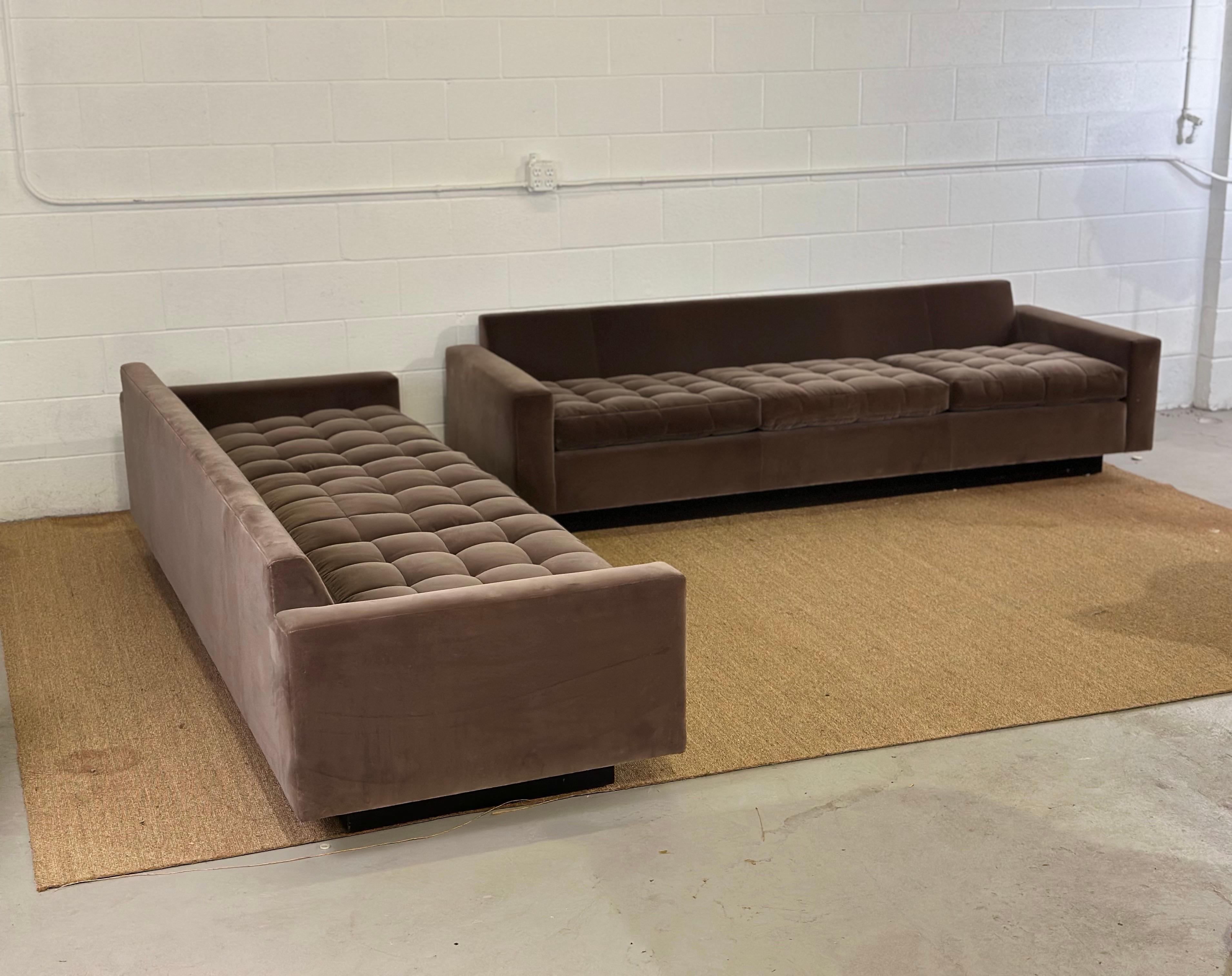 Velours Harvey Probber Tuft Canapés 3 places encastrés en velours Donghia Brown Mocha - une paire en vente