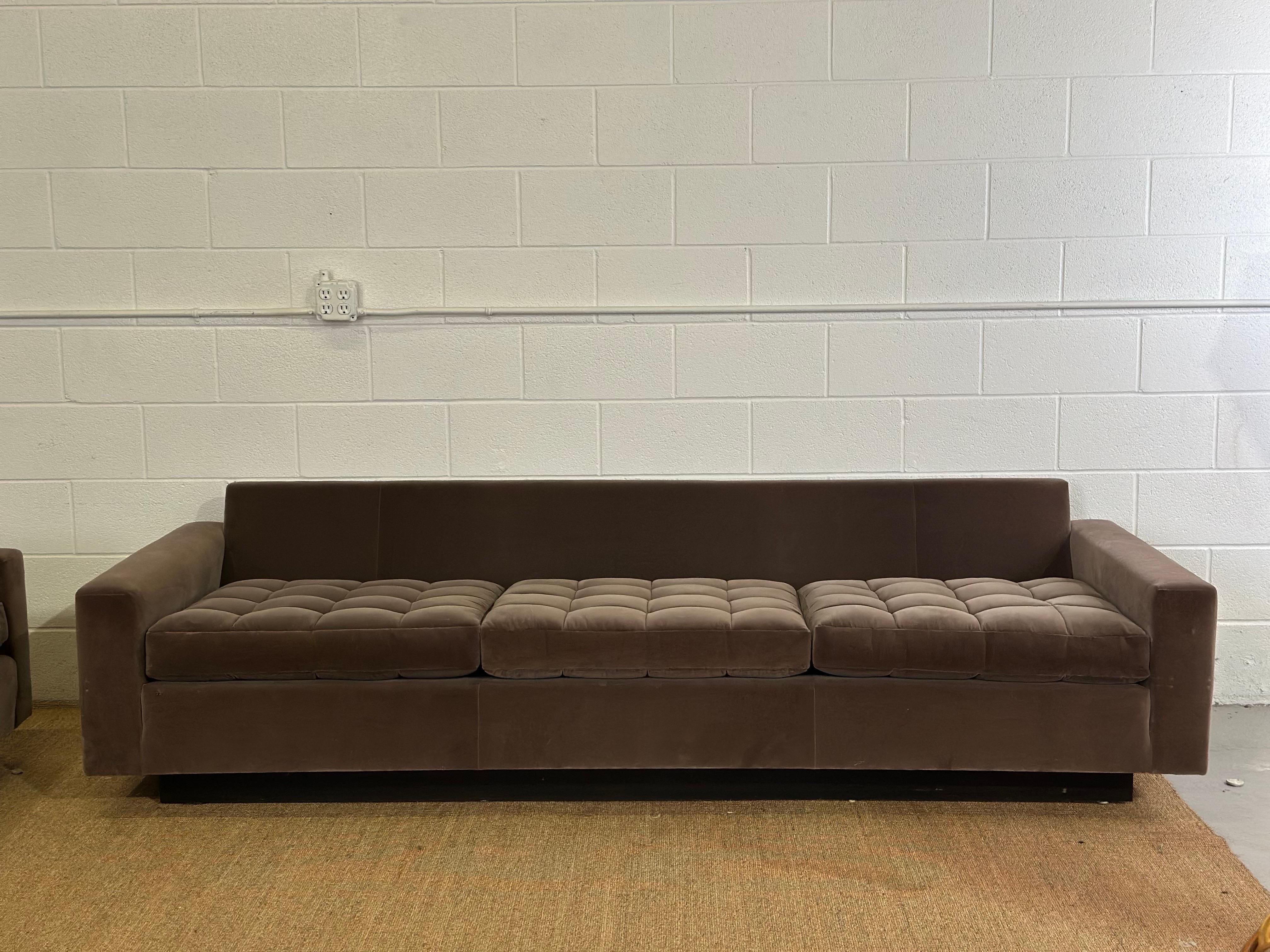 Harvey Probber Tuft Canapés 3 places encastrés en velours Donghia Brown Mocha - une paire en vente 1