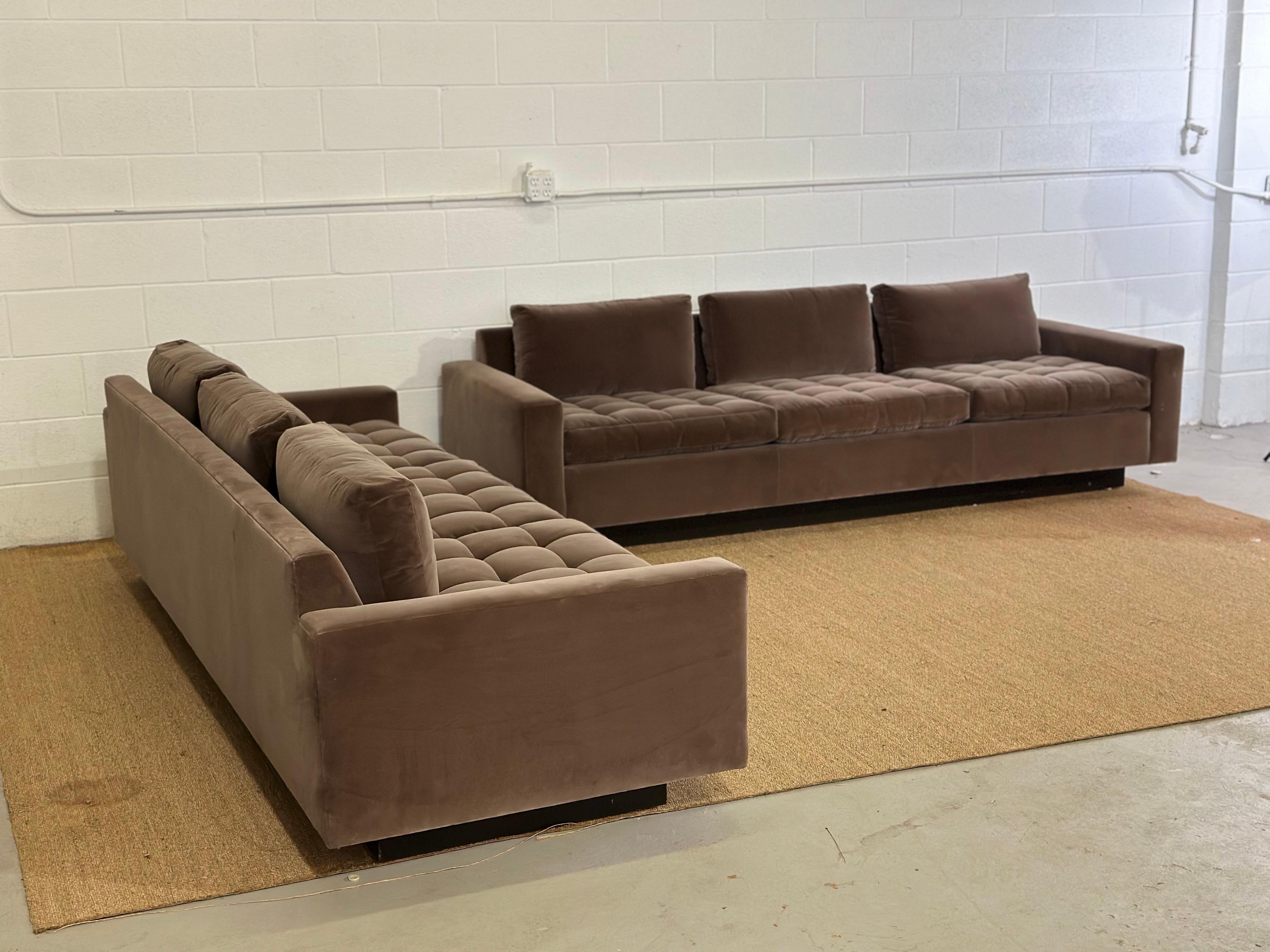 Harvey Probber Tuft Canapés 3 places encastrés en velours Donghia Brown Mocha - une paire en vente 2