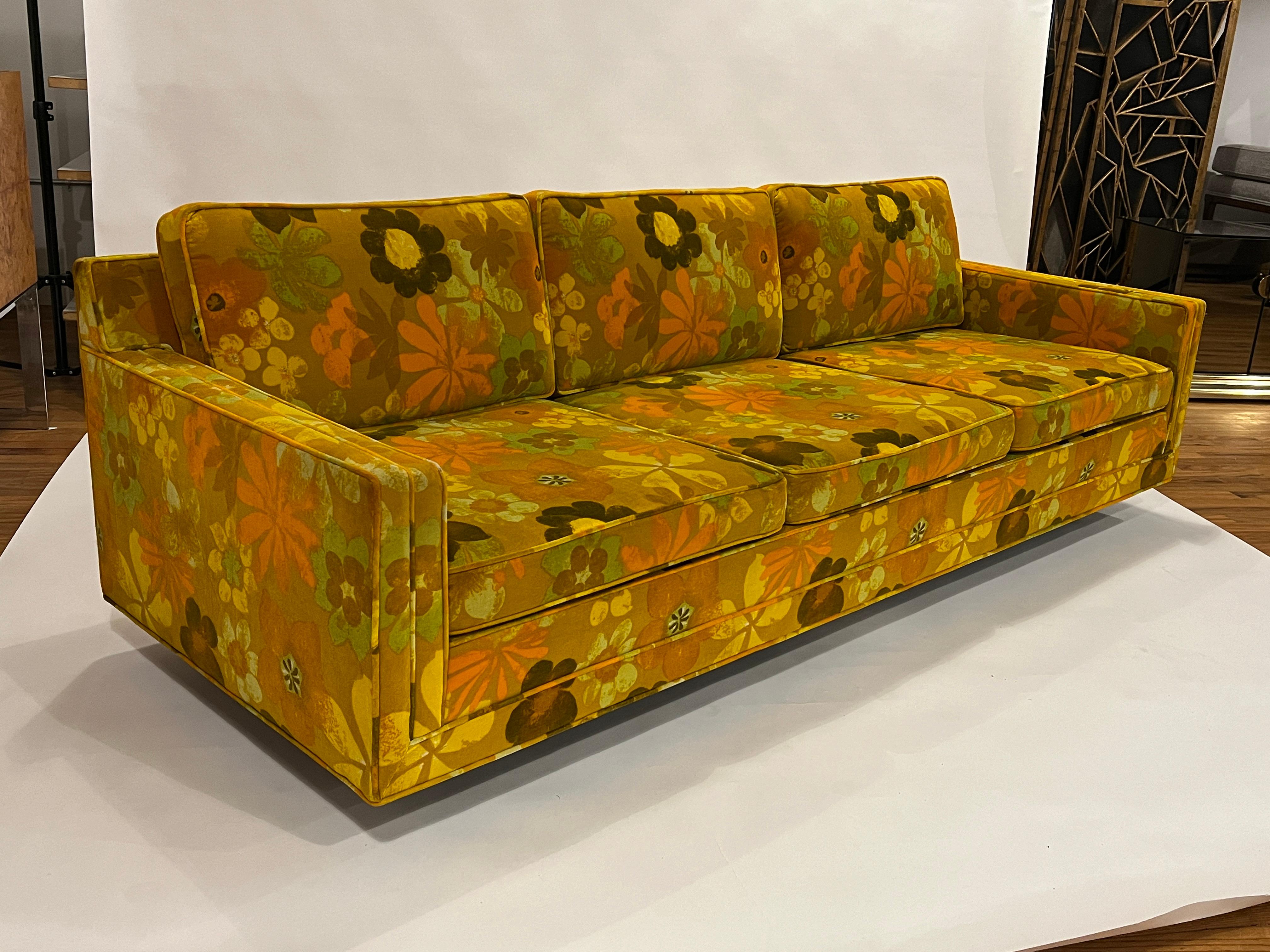 Harvey Probber-Sofa im Smoking-Stil mit original Jack Lenor Larsen-Polsterung aus grünem Samt mit Blumenmuster. Dieses Sofa ist in einem unglaublichen Originalzustand und weist für sein Alter nur minimale Abnutzung auf. Es sitzt sich sehr bequem mit