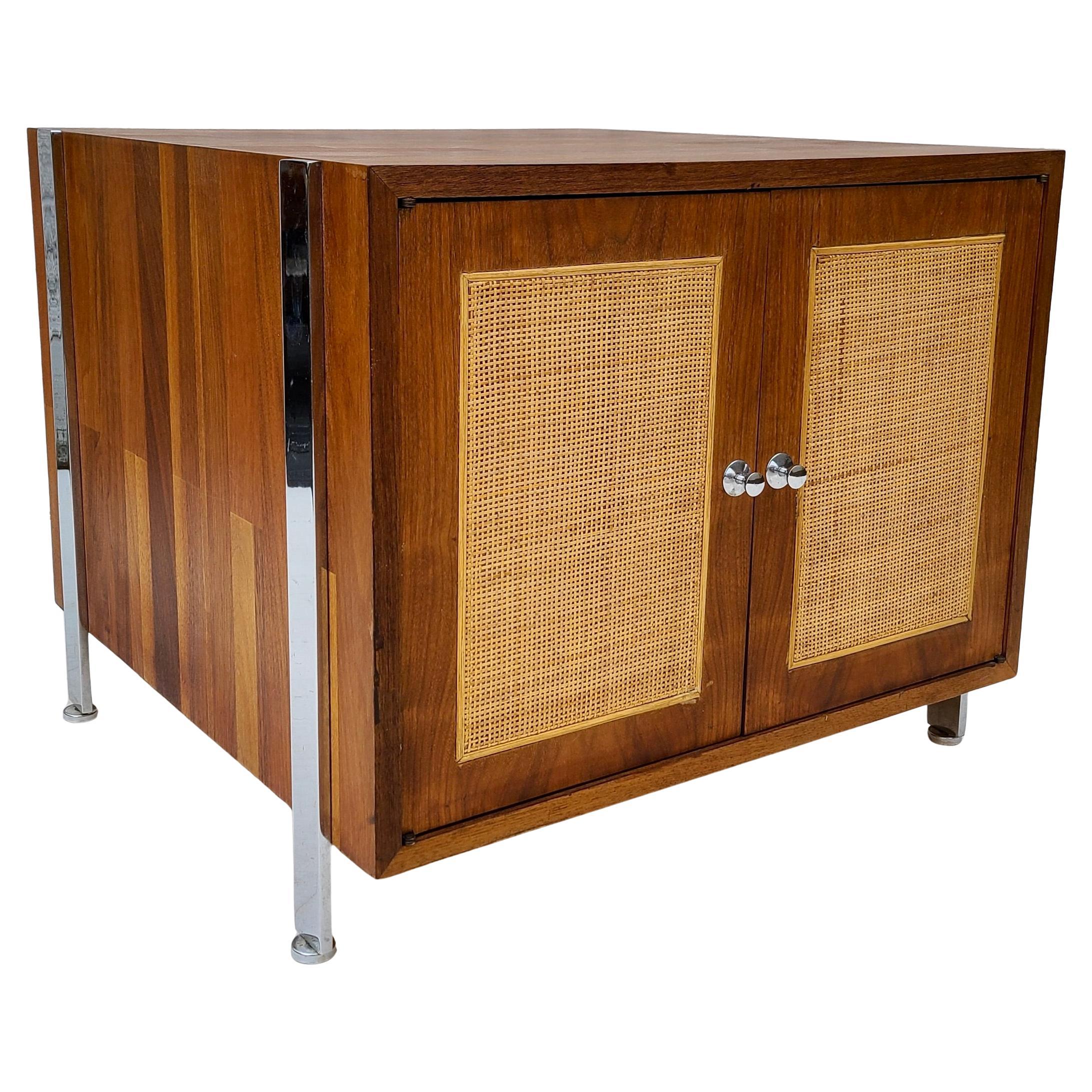 No dudes en ponerte en contacto con nosotros para obtener un presupuesto de envío eficaz a tu zona postal.

Mesa auxiliar baja de doble puerta.
Diseñado por Harvey Probber para Probber Furniture Co.
Nogal y Cromo y Caña.