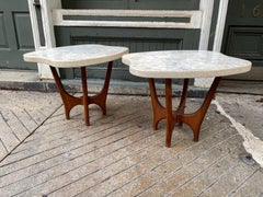 Harvey Probber Tables d'appoint en noyer avec plateaux de forme libre en pierre et en terrazzo