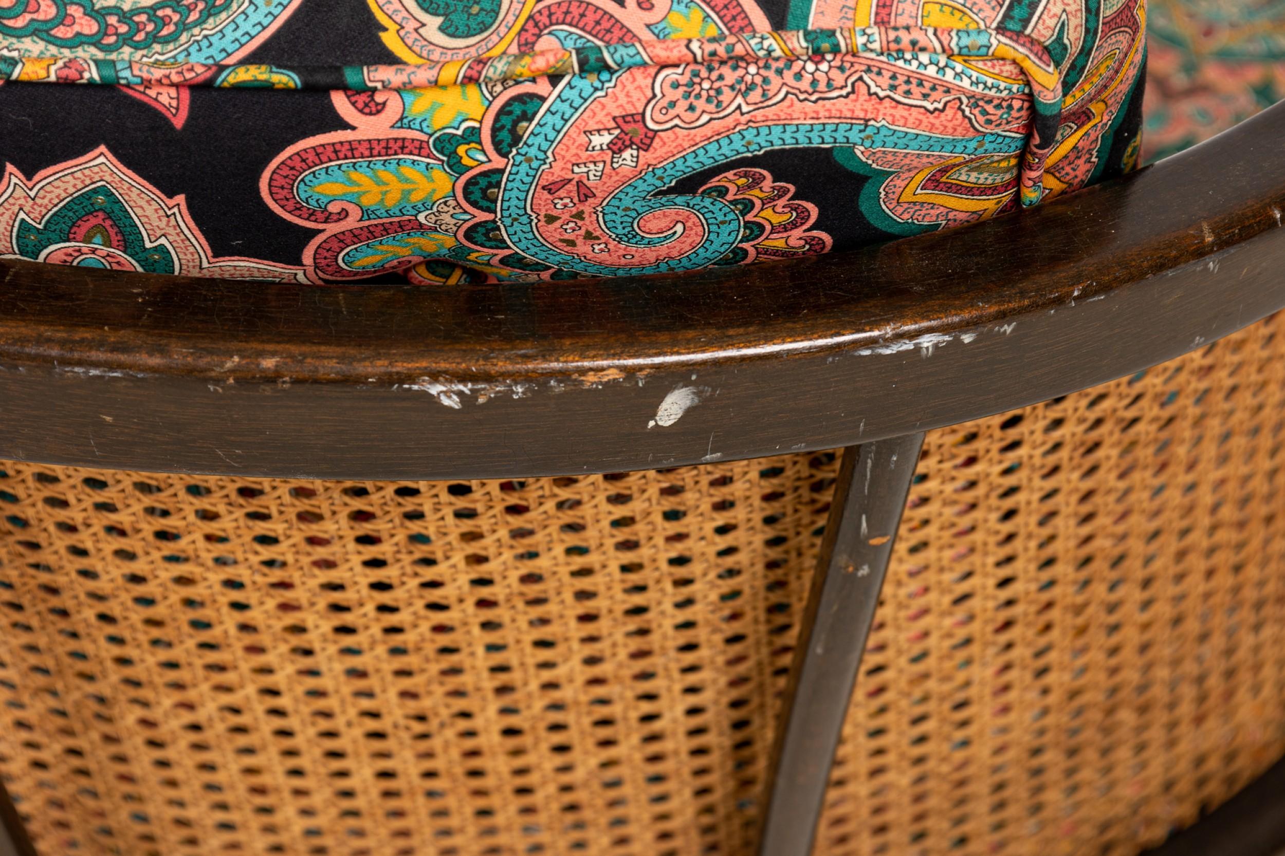 Harvey Probber Holz, Caning und Paisley-Stoff gepolstert Hoop Lounge Stuhl (20. Jahrhundert) im Angebot