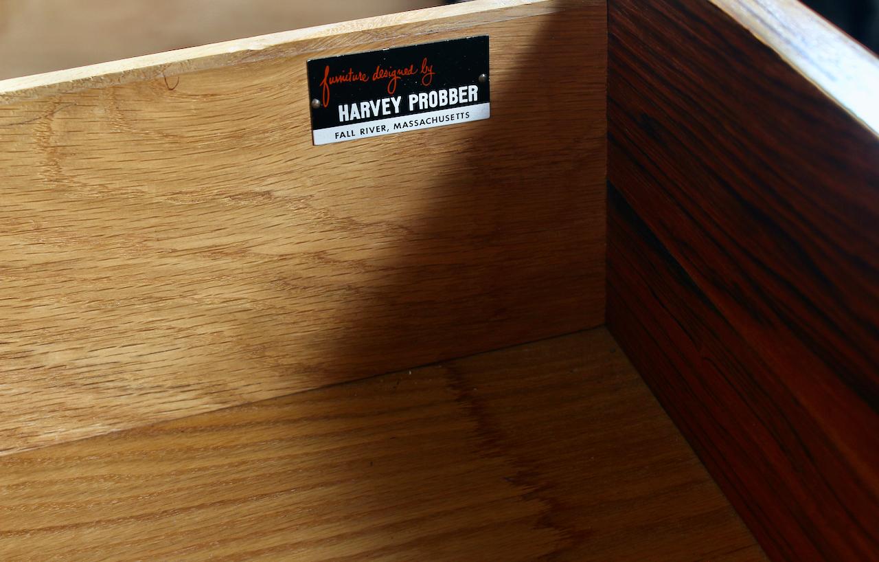 Bureau à deux tiroirs en acajou zébré et ébonisé Harvey Probber en vente 11
