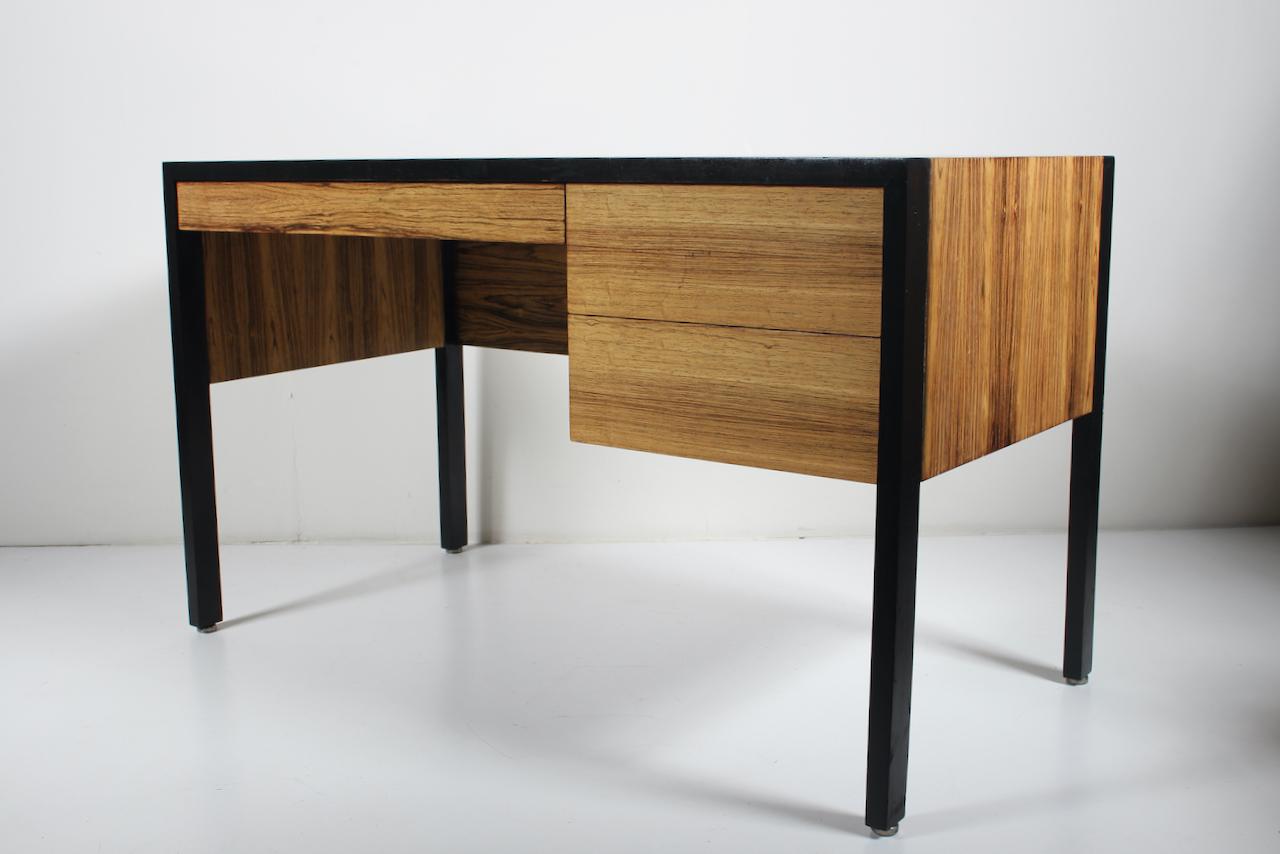 Mid-Century Modern Bureau à deux tiroirs en acajou zébré et ébonisé Harvey Probber en vente