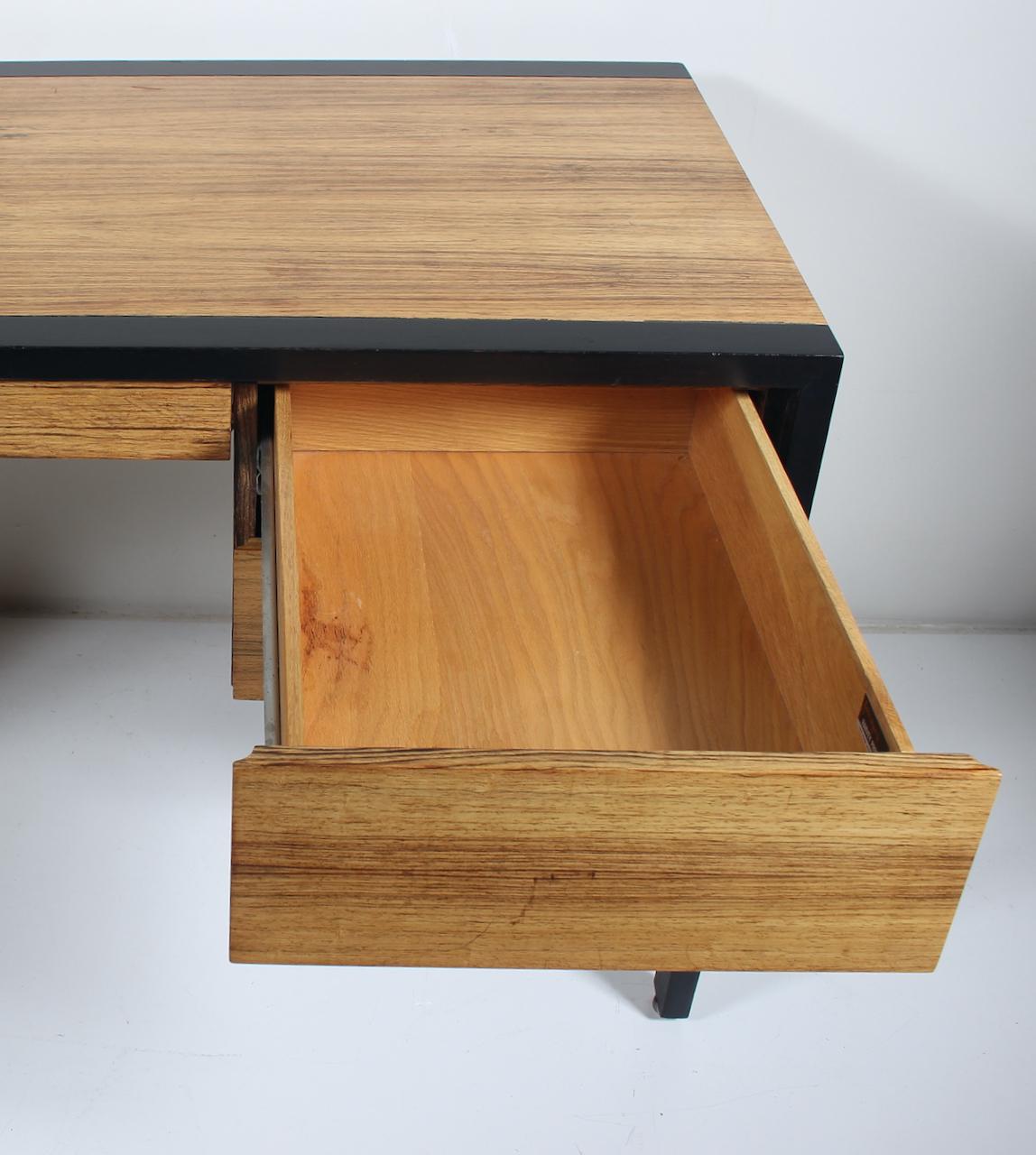 Harvey Probber Zebrano- und ebonisierter Mahagoni-Schreibtisch mit zwei Schubladen im Zustand „Gut“ im Angebot in Bainbridge, NY