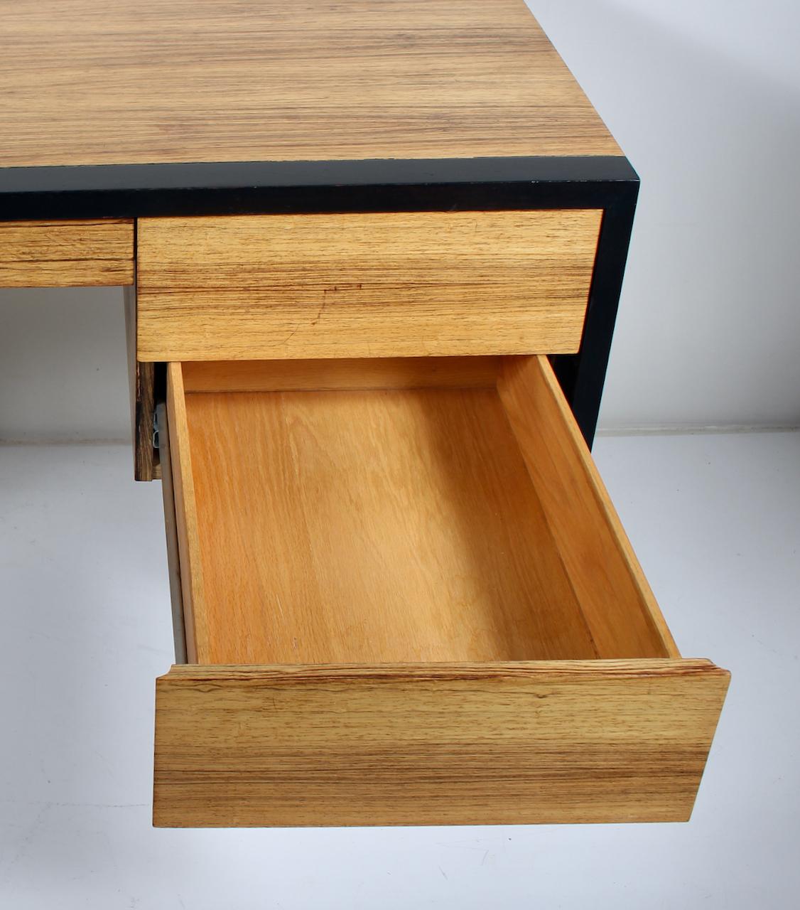 Harvey Probber Zebrano- und ebonisierter Mahagoni-Schreibtisch mit zwei Schubladen (Mitte des 20. Jahrhunderts) im Angebot