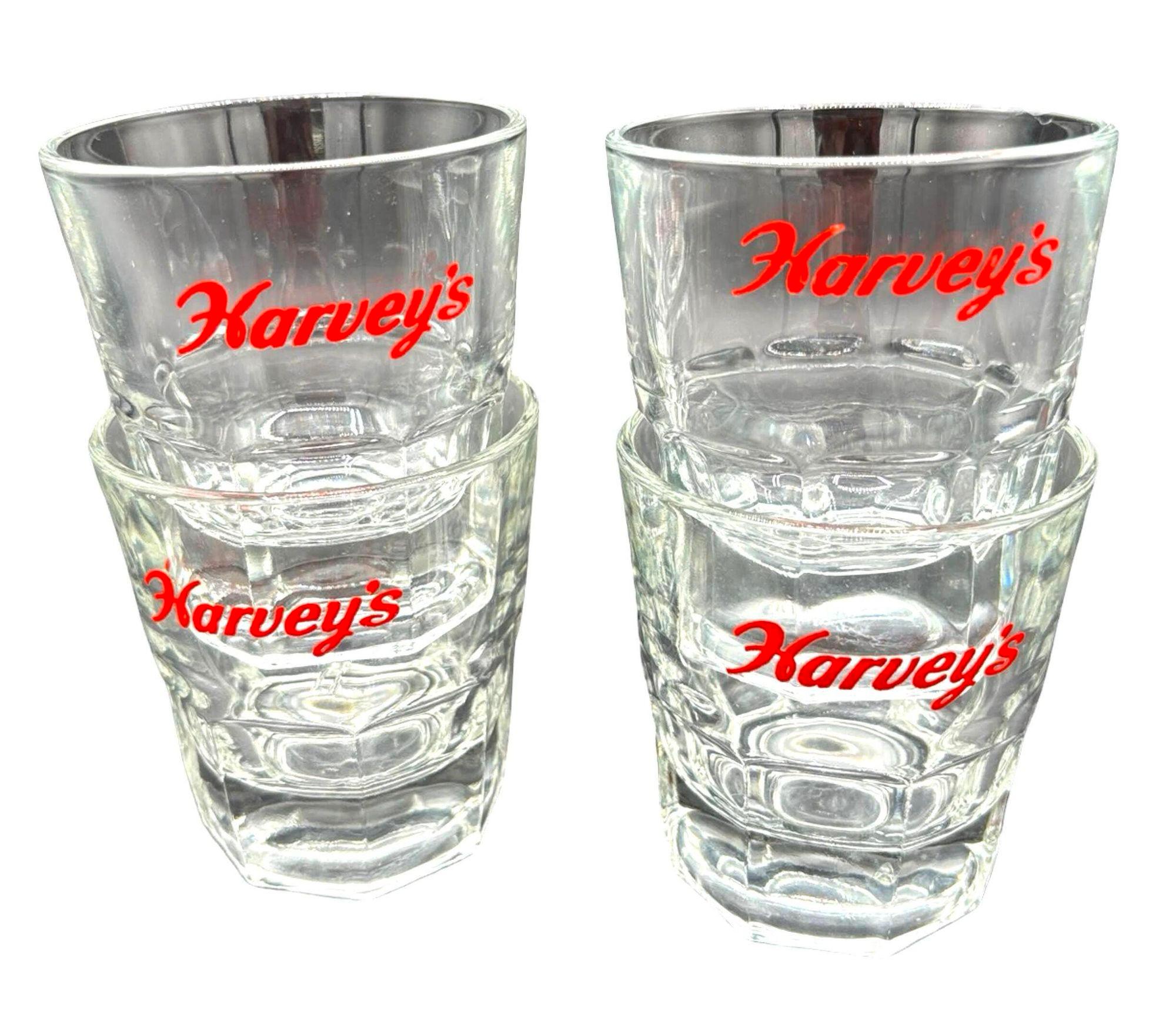 Ce set de six couverts à whisky Harveys Casino apporte une touche d'élégance classique en provenance directe du célèbre casino de Lake Taho. Chaque verre présente un design raffiné et un aspect propre et intemporel associé à Harveys.

Fabriqué avec