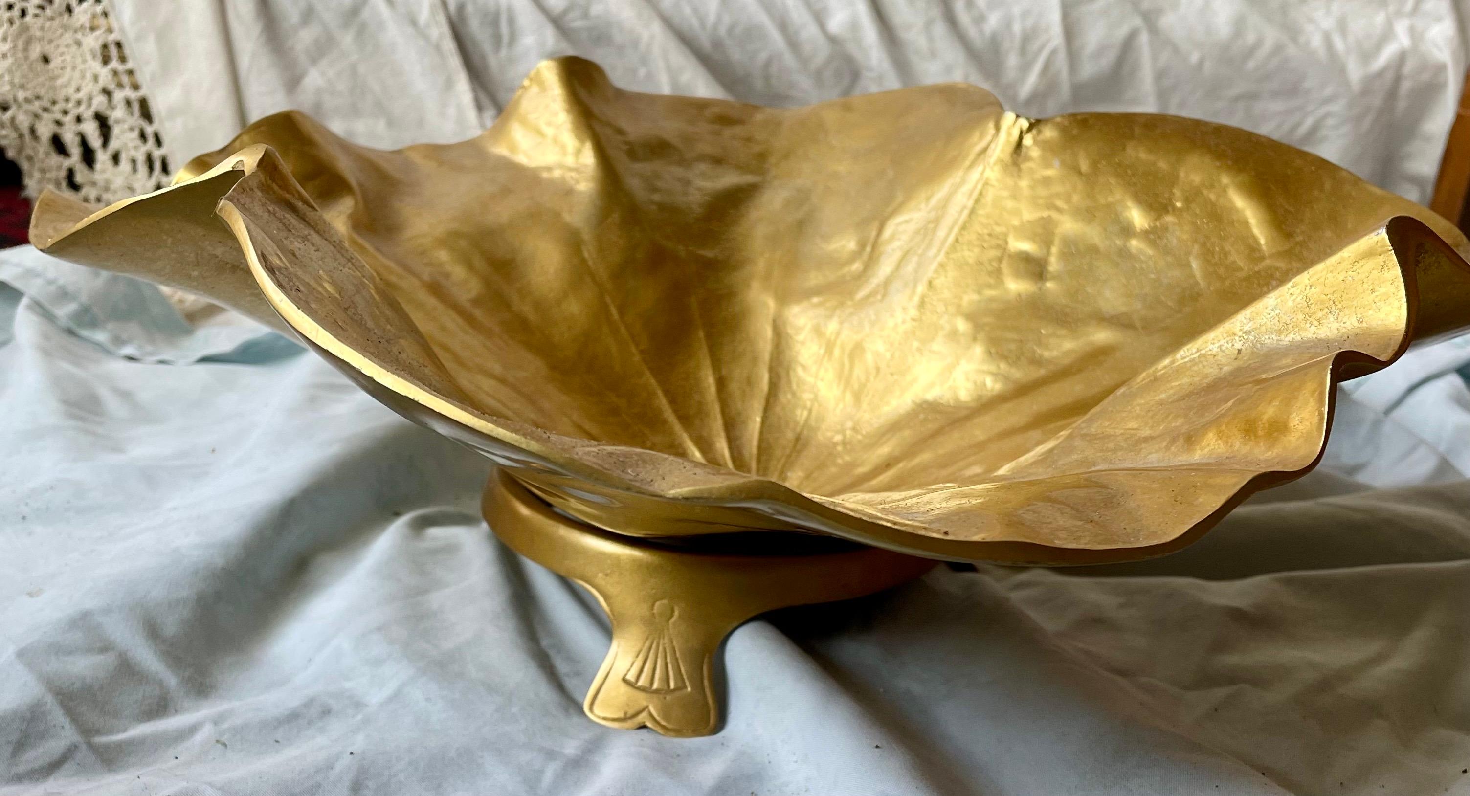 Mid-Century moderno Ciotola grande in alluminio anodizzato oro Harvin Virginia Metalcrafters su supporto in vendita