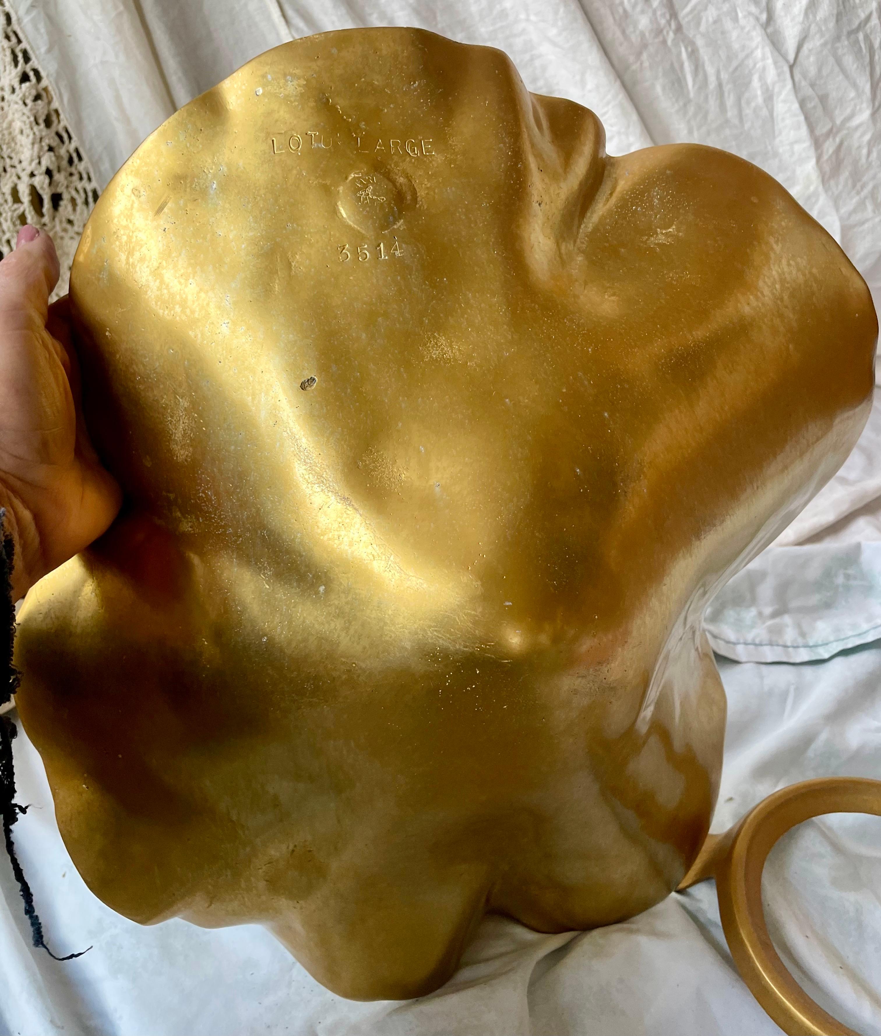 Ciotola grande in alluminio anodizzato oro Harvin Virginia Metalcrafters su supporto In condizioni buone in vendita a Clifton Forge, VA