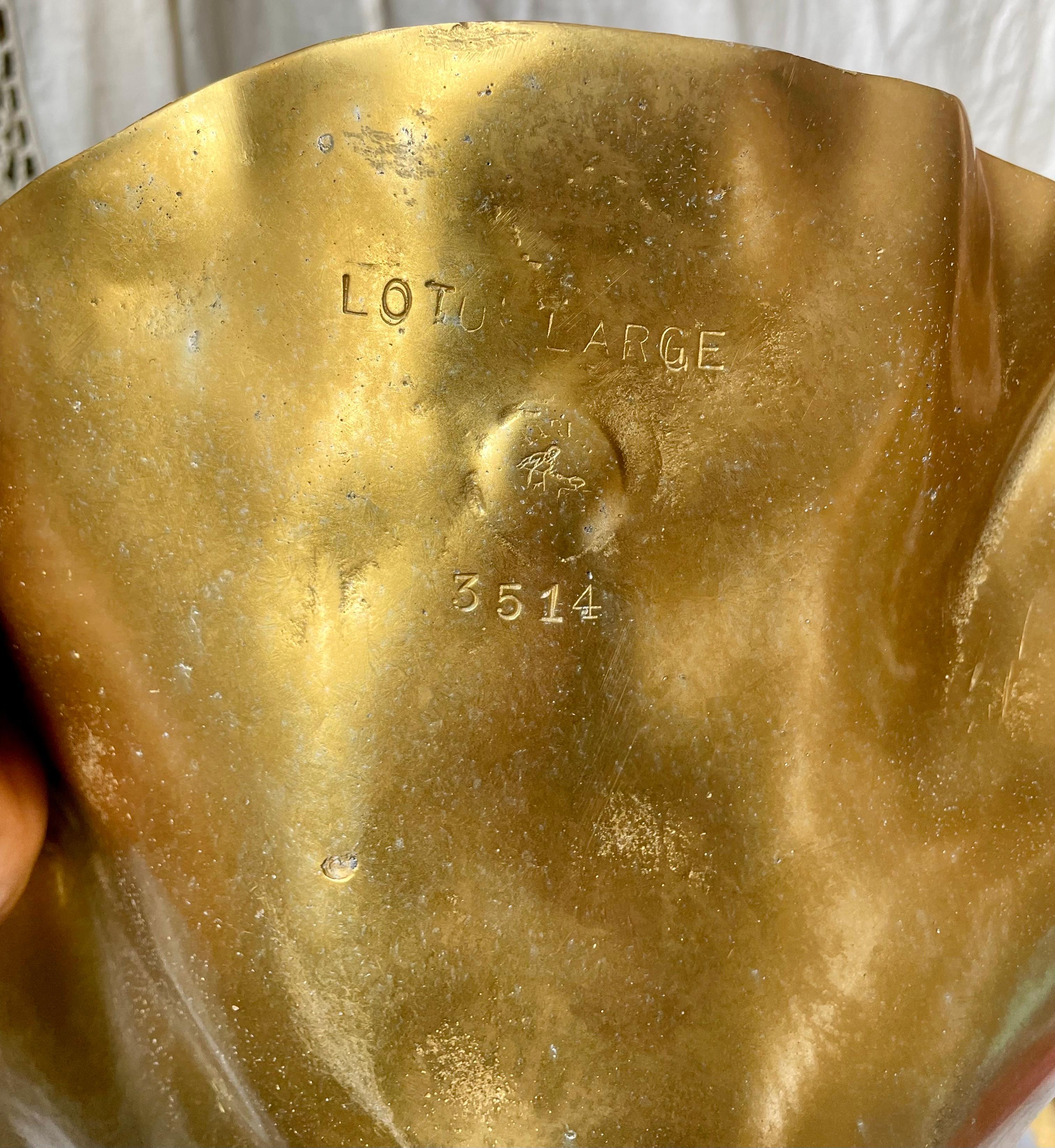 XX secolo Ciotola grande in alluminio anodizzato oro Harvin Virginia Metalcrafters su supporto in vendita