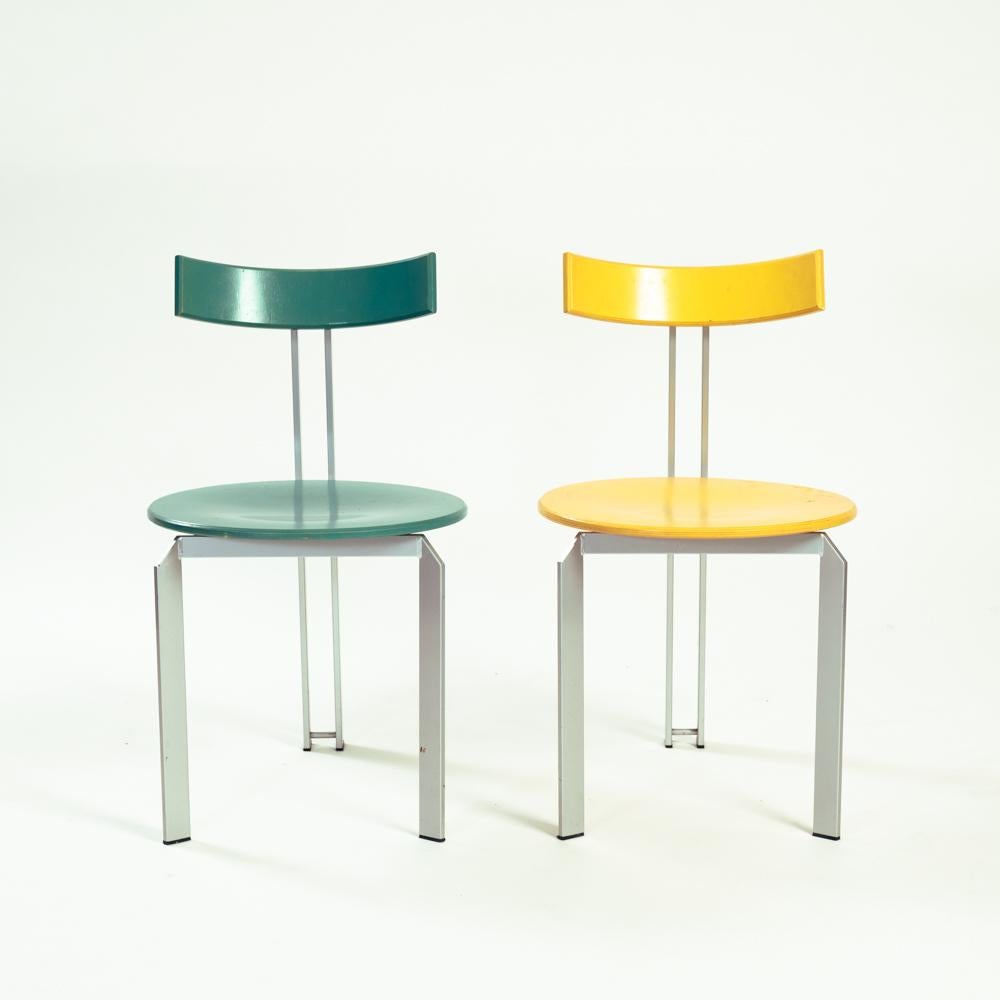 Dutch design chairs made by Harvink model Zeta. In Memphis style. The frames of these chairs are made of massive steel, heavy and grey coated. The seat and back is made of thick painted plywood. Typical 1980s design. Set of 2.
The chairs are