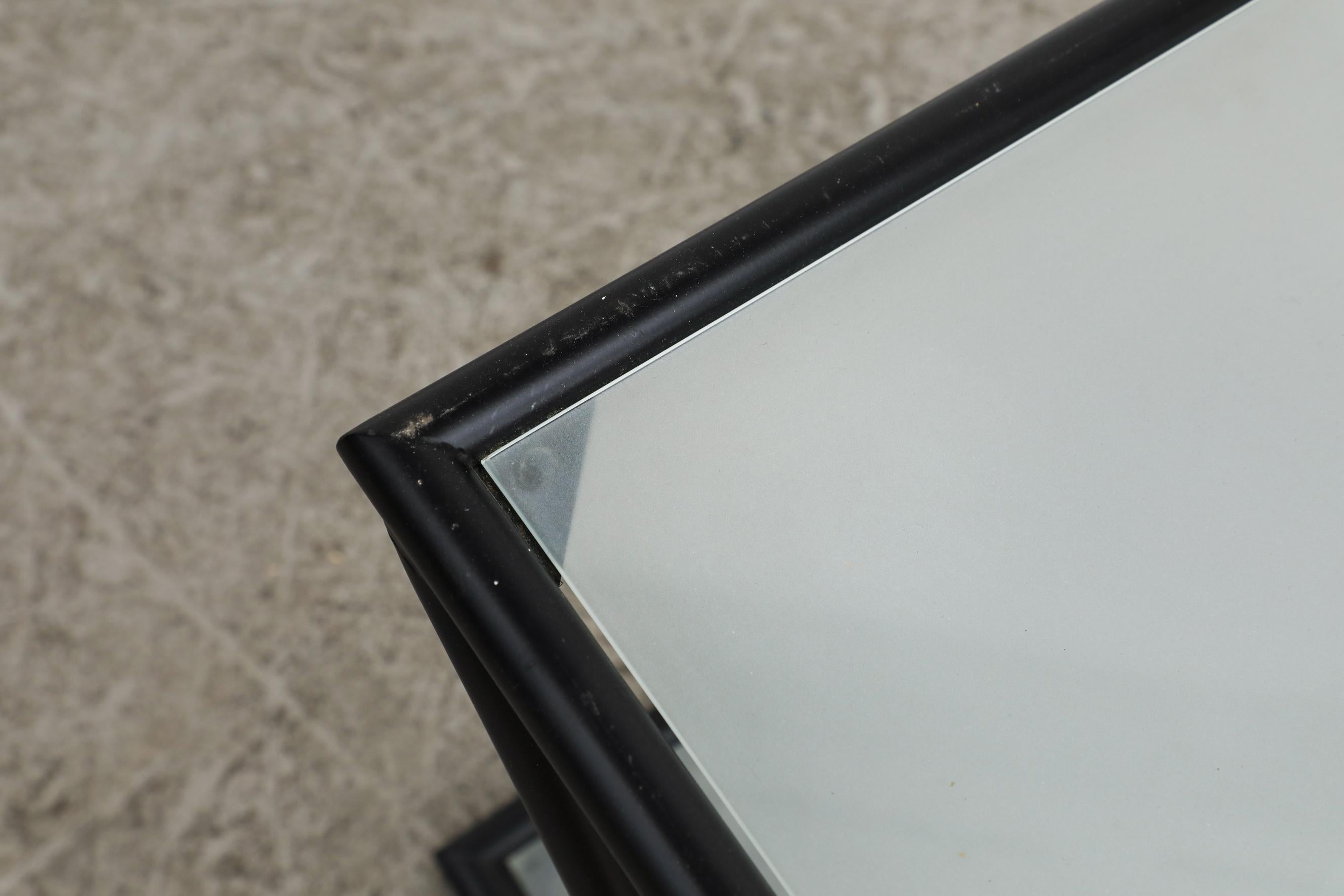 Table d'appoint Harvink Zig Zag avec cadre noir et étagères en verre dépoli en vente 2