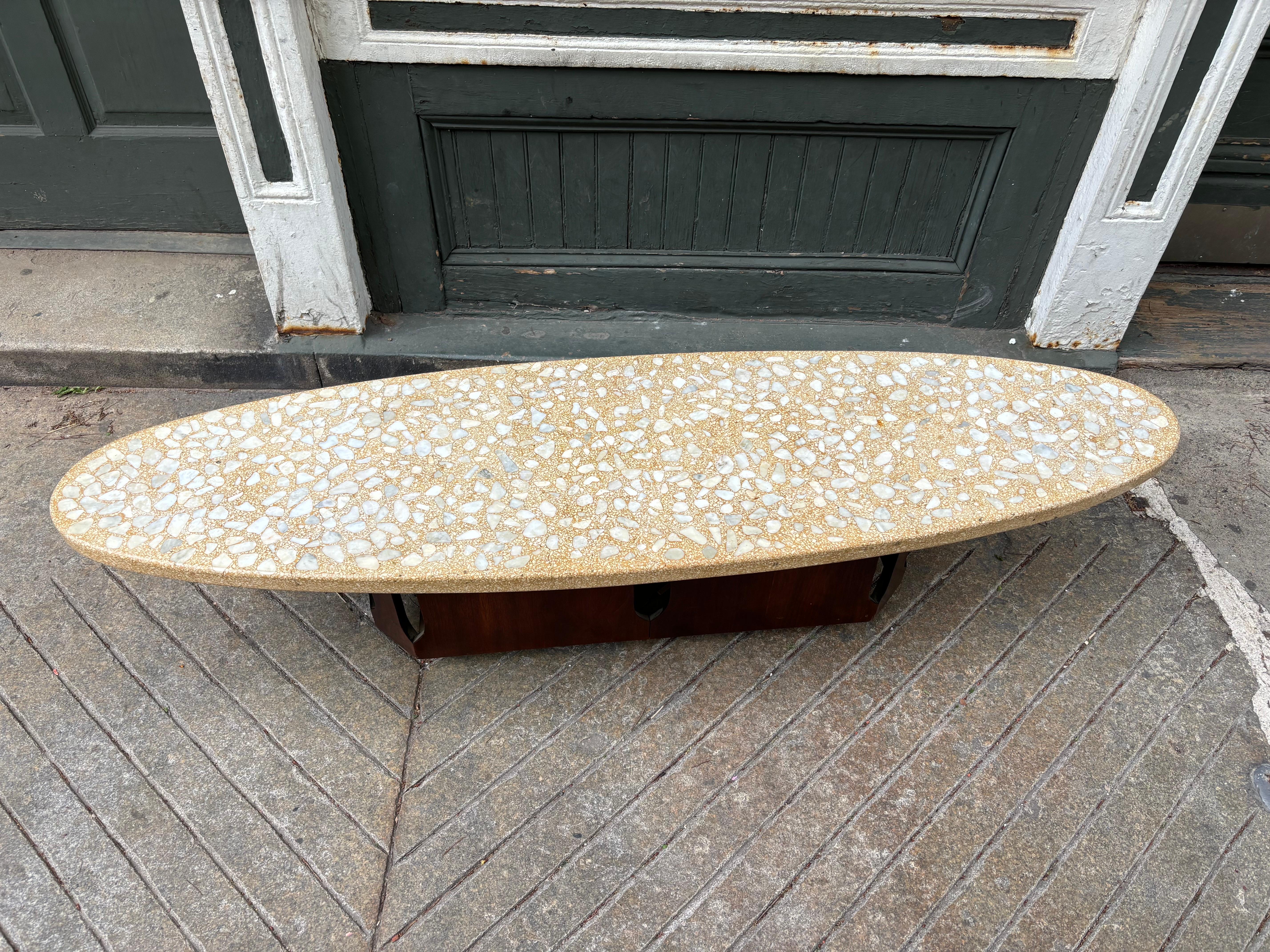 Harvey Probber zugeschrieben Terrazzo und Stein Inlay Surfboard Couchtisch.  Oktogonal  Sockel aus Nussbaumholz mit einem ausgeschnittenen Design, das von den maurischen Ursprüngen beeinflusst ist, die in den 1960er Jahren ein Wiederaufleben im