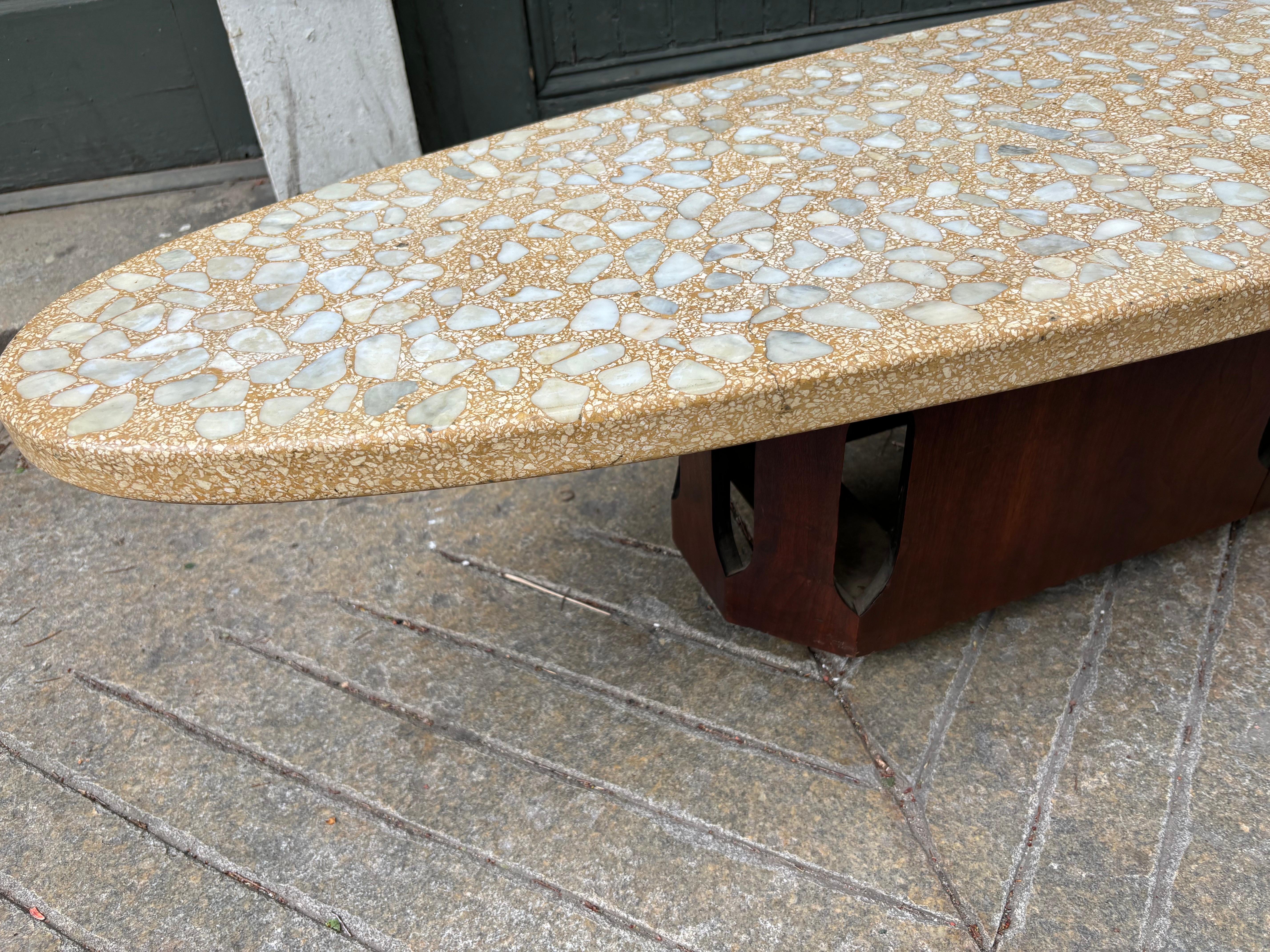 Mid-Century Modern Table basse de style Harvy Probber en terrazzo et incrustation de pierres en vente
