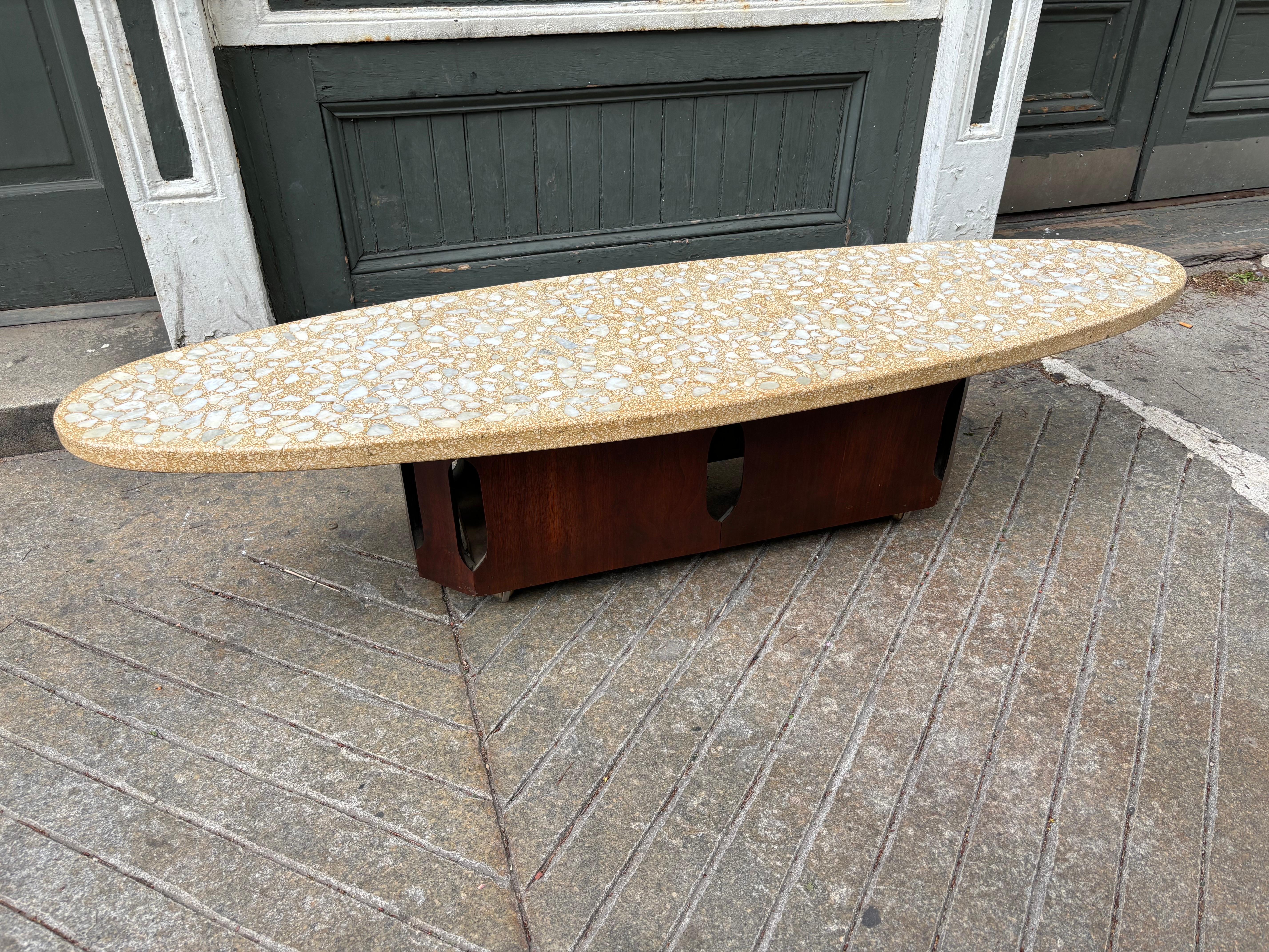 Couchtisch im Harvy Probber-Stil aus Terrazzo und Steinintarsien mit Surfboard-Intarsien im Angebot 3
