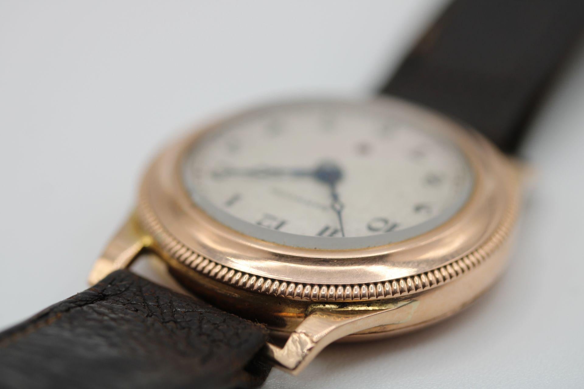 Uhr: Harwood 9ct Rose Gold Auto Bumper
Preis: £1250.00
Lager-Nummer: CHW5303

Diese Uhr ist wirklich ein Stück Geschichte, The. Erstens. Diese Automatikuhr wurde zwischen 1920 und 1929 in Massenproduktion hergestellt und ist somit rund 100 Jahre