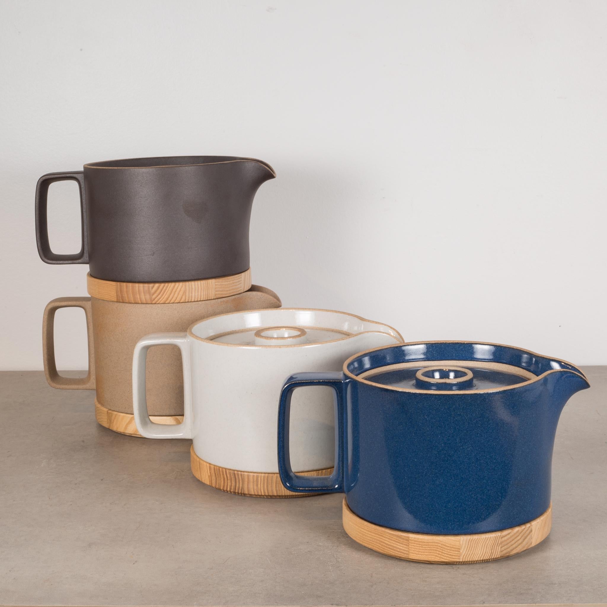 À PROPOS DE

Trois noirs et un bleu sont disponibles. 

* Il ne reste qu'un seul cendrier/couvercle. 

Créée en porcelaine à partir de pierres naturelles de poterie d'Amakusa mélangées à de l'argile de potier, l'attrait de la porcelaine Hasami