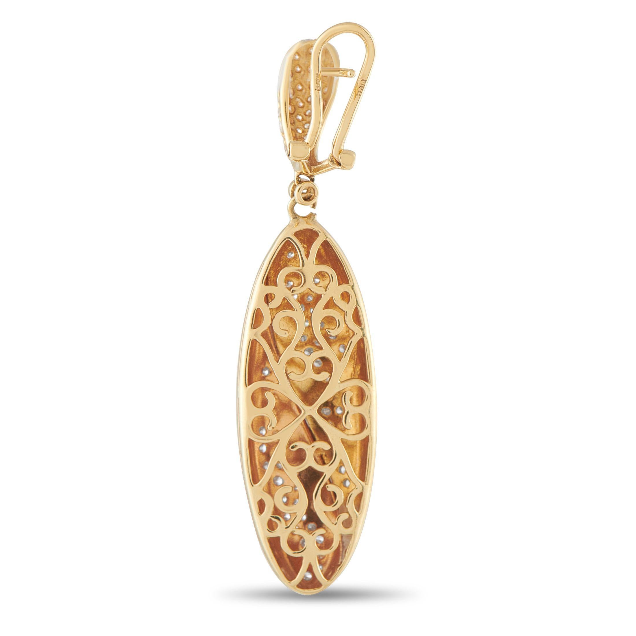 Parfaites pour le glamour du soir ou les tenues de jour, ces boucles d'oreilles sont fabriquées en or jaune 18 carats et présentent une base en forme de goutte incrustée de délicats diamants. Un disque ovale allongé, gracieusement orné de rangées de