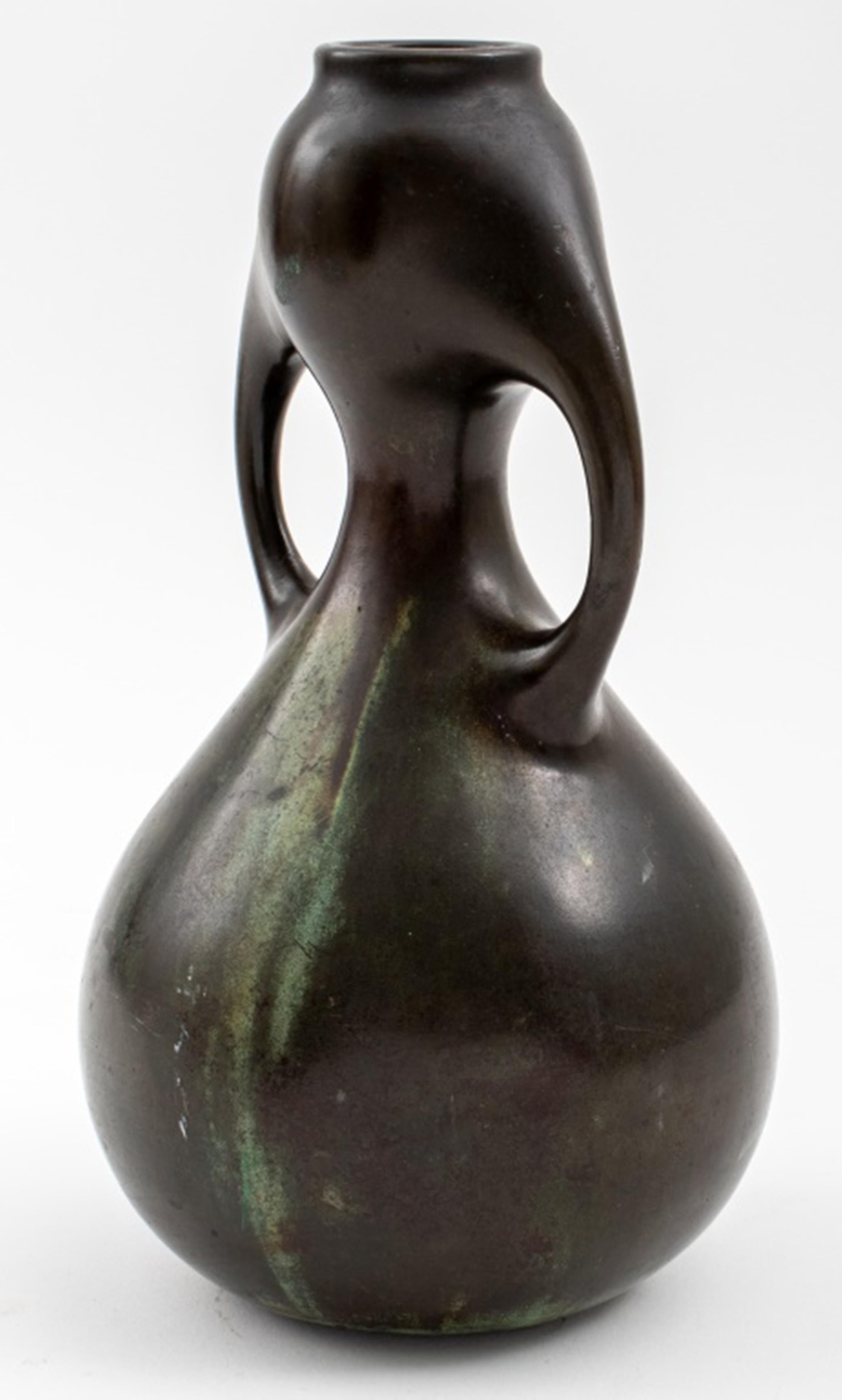 Attributed to Hasegawa Gasen (Japanese, 1901-1994), Showa period (1926-1989) patinated bronze Ikebana vase, in a stylized double-gourd form with the narrow neck above two handles, the whole in green-splashed chocolate brown patina. Measures: 9.75