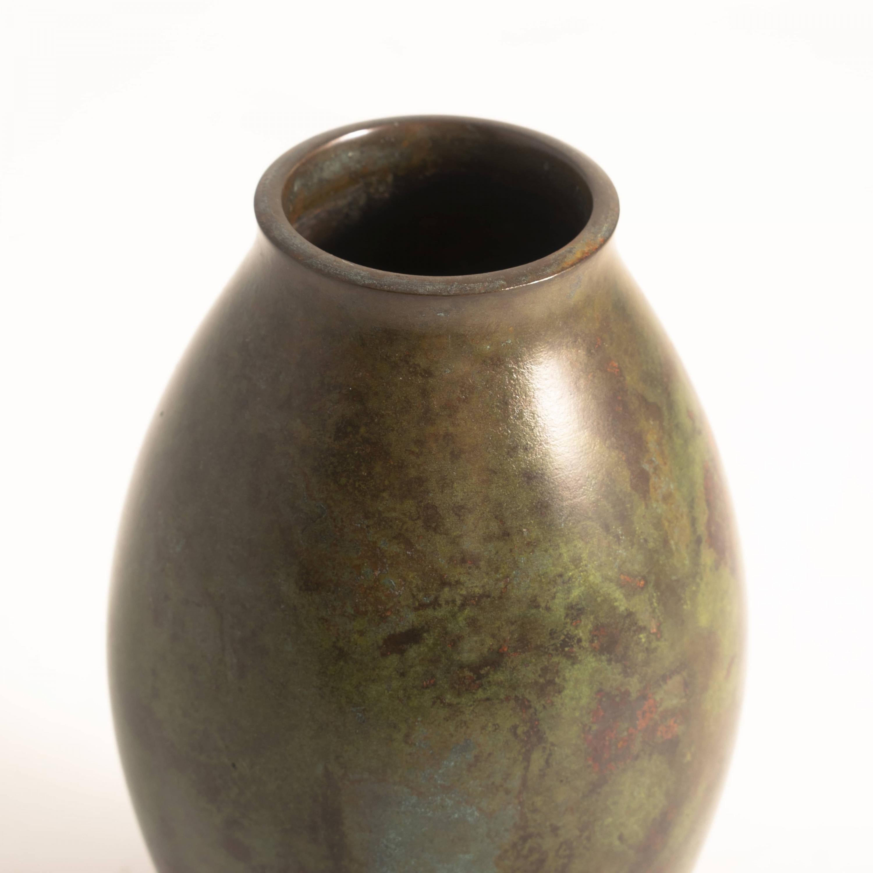Hasegawa Gasen 1928 - 2002.
Vase japonais en bronze.
Magnifique patine dans les tons verts / brunâtres.
Sceau marqué.