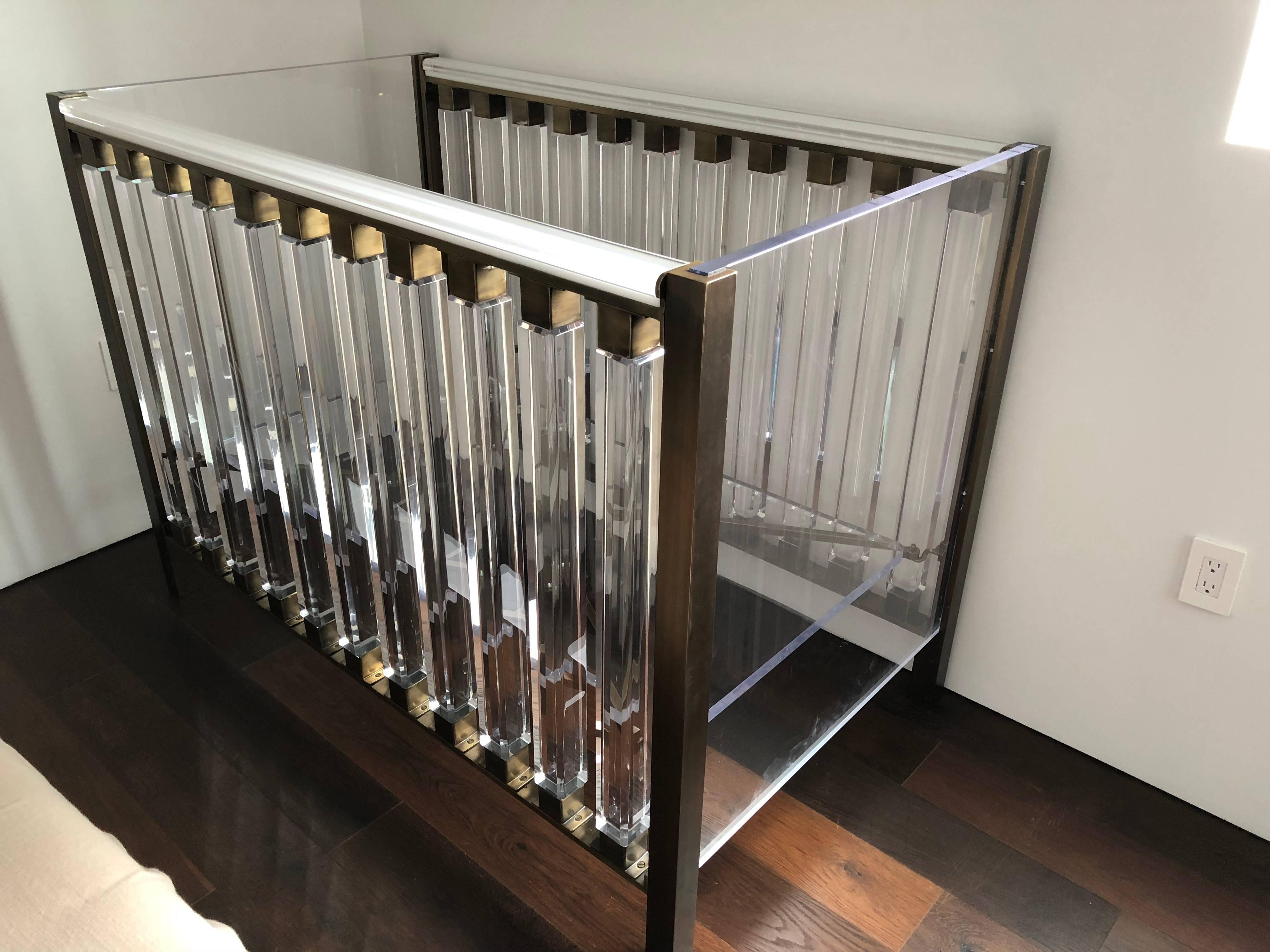 Beautiful and modern baby crib designed by Cain for Cain Modern and manufactured in Los Angeles in 2016.
The crib is made out of solid brass and Lucite, the Lucite posts are 2 1/2