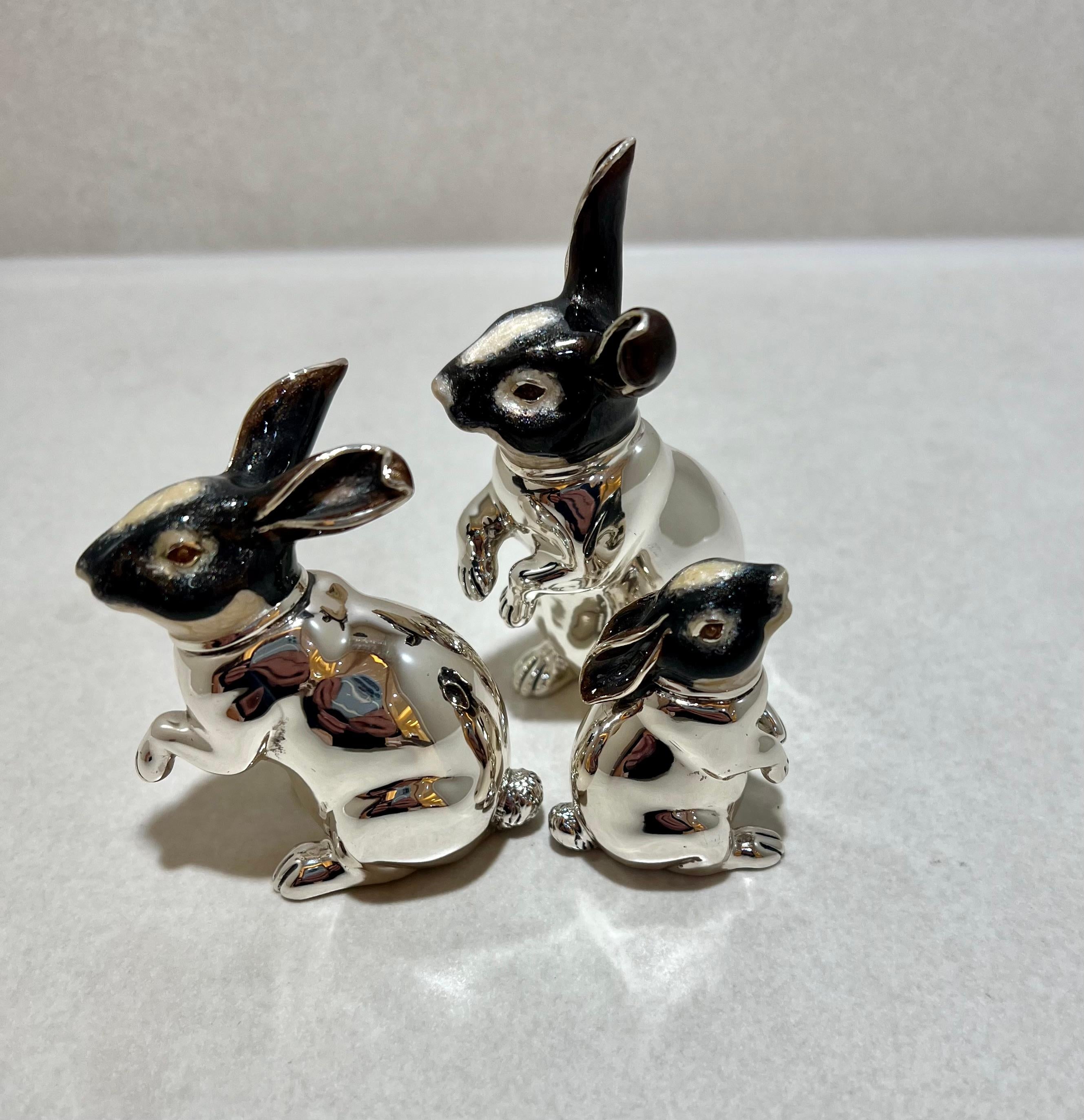 Hasenfamilie aus 925 Sterlingsilber - emailliert 

Peso: 552,5g
Altezza: Vater 9cm - Mutter 7cm - Baby 5cm

Le figure d'argento della manifattura italiana Saturno sono originali e originali costruzioni di oggetti di legno. In liebevoller Handarbeit