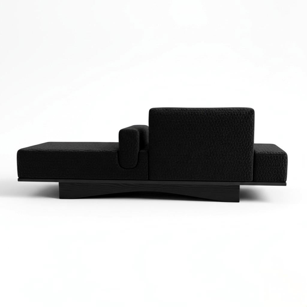 Hashi Bench - Architektonische Liege aus gebrannter Eiche und schwarzem Boucle - Sidani Design (Portugiesisch) im Angebot