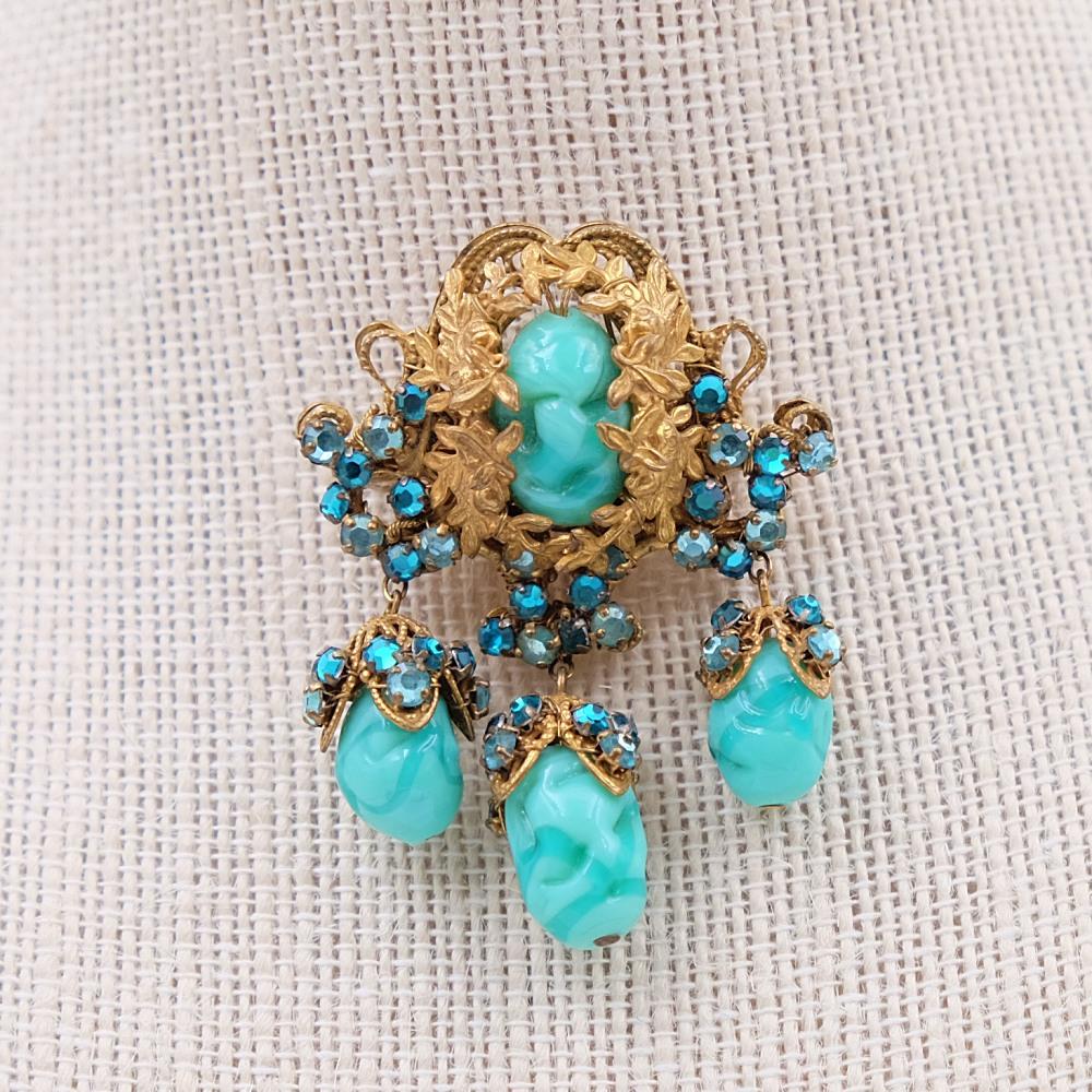 Period: 1960
Hallmark: Miriam Haskell
Condition: perfect
Dimensions: H 2 Inch
Materials: base metal, glass beads, faux gemstones
Free worldwide shipping.