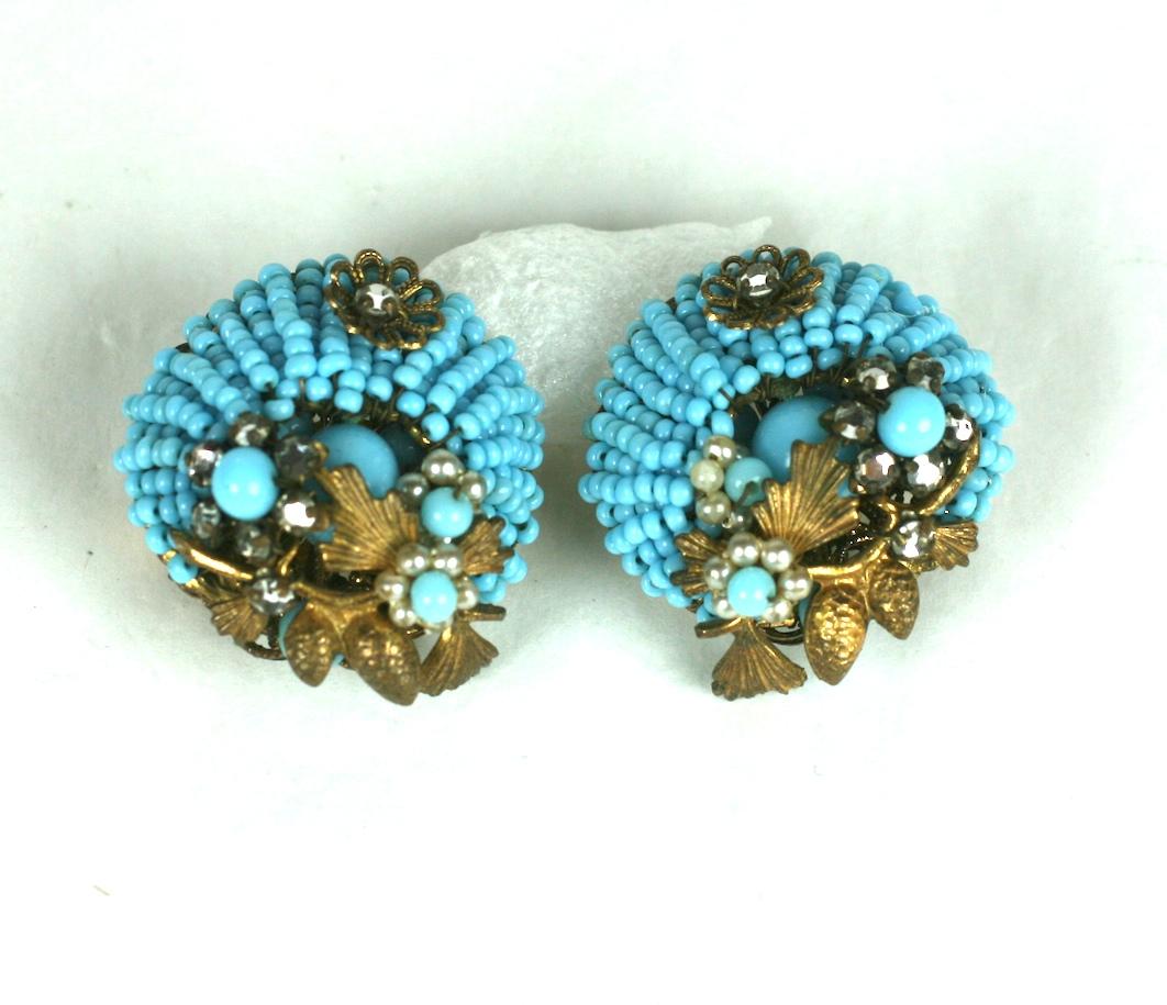Boucles d'oreilles en perles de verre turquoise de style Haskell des années 1940. Des filigranes dorés sont sertis de fausses perles et de pâtes. Fermoirs à clips. 
états-Unis des années 1940. Excellent état. 
