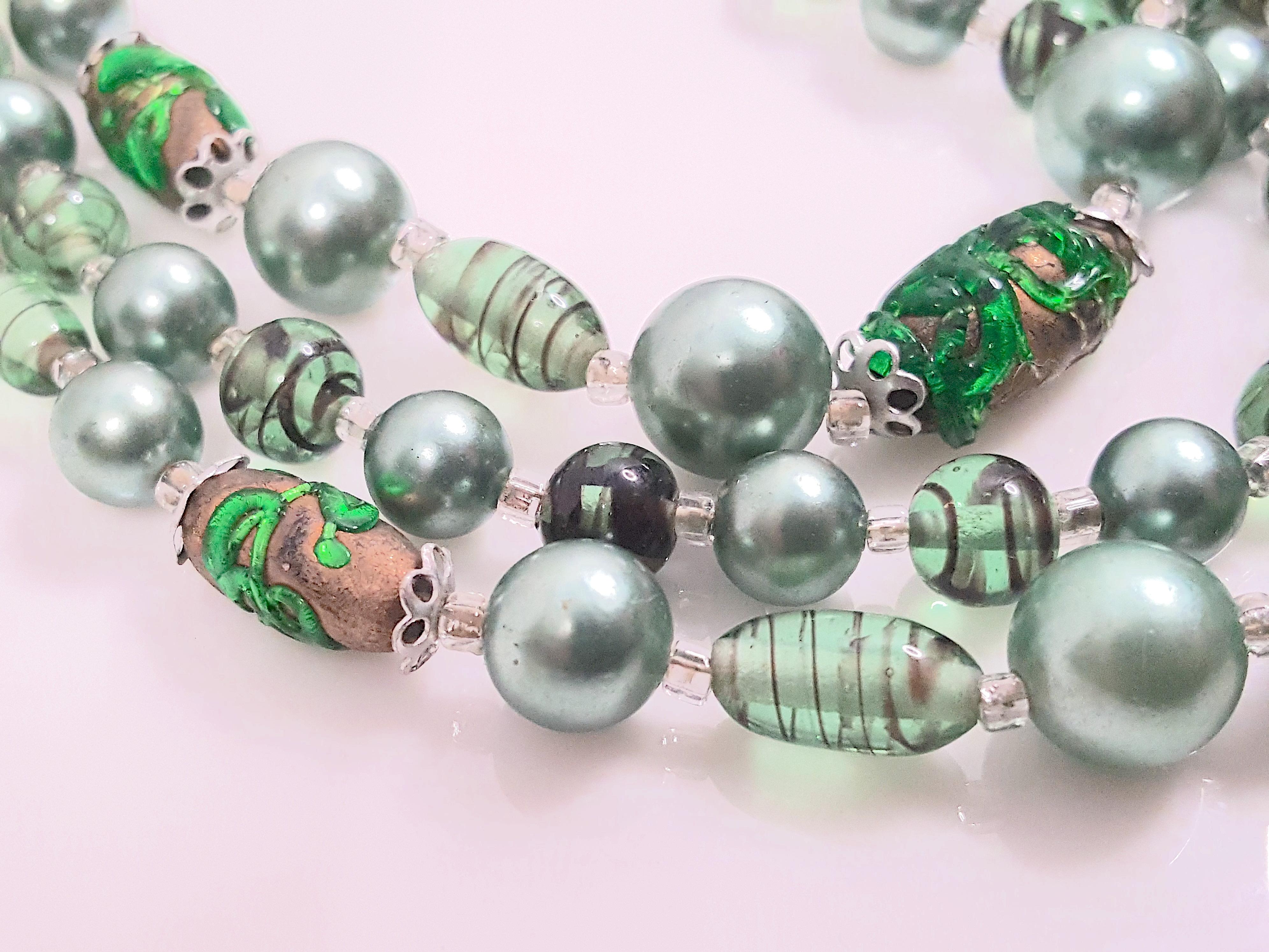 HaskellStyle Collier d'après-guerre en verre travaillé et perles vertes en filigrane métallique Bon état - En vente à Chicago, IL