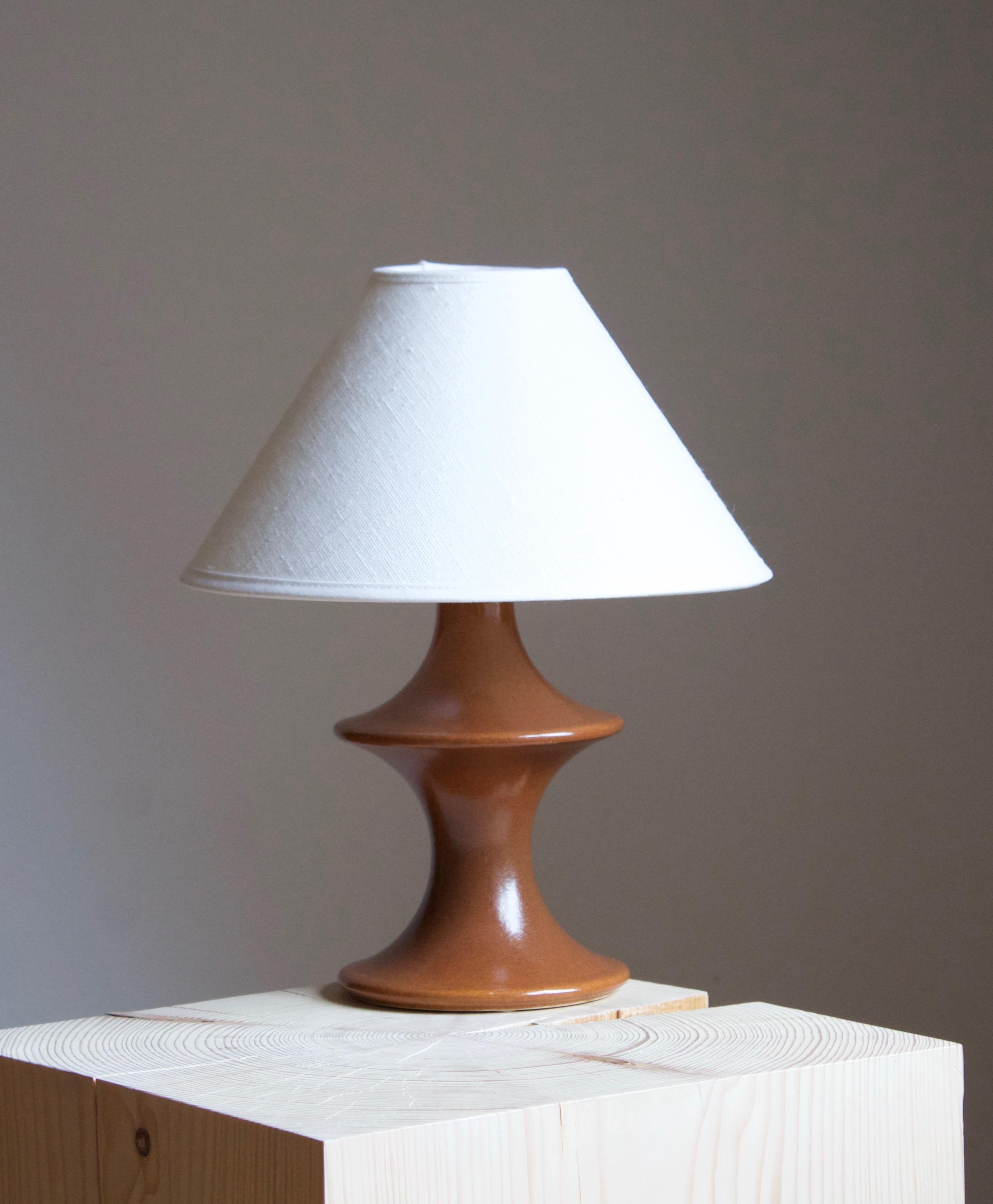 A table lamp produced by Hasle Keramik. In stoneware. Marked.

Stated dimensions exclude lampshade. Height includes socket. Sold without lampshade.

Glaze features a brown color.

Other ceramicists of the period include Axel Salto, Arne Bang,
