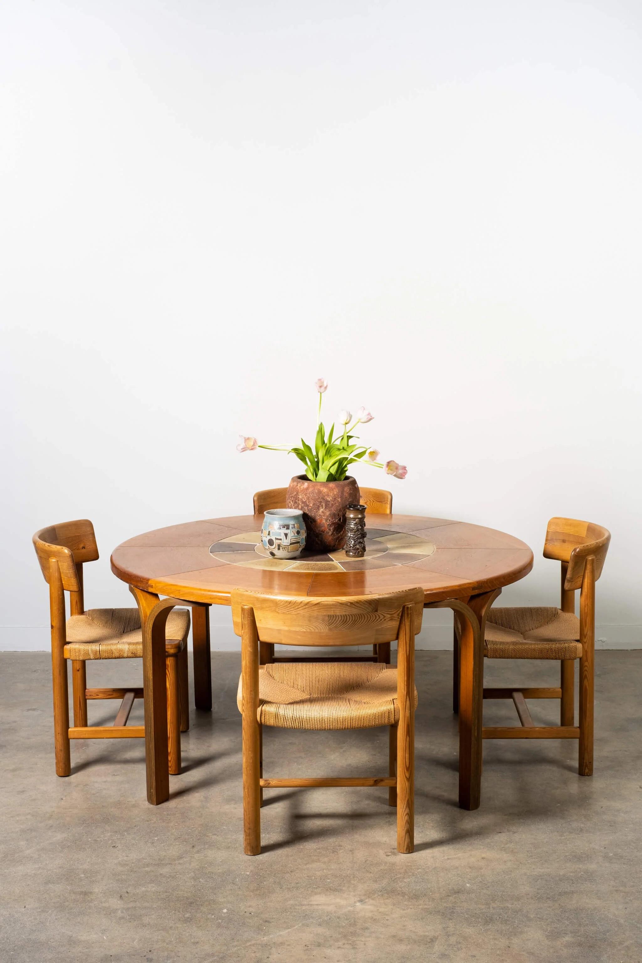 Ein Tisch aus massivem Eichenholz der 1970er Jahre mit handgefertigter Keramikflieseneinlage in der Mitte. Entworfen vom dänischen Künstler Tue Poulsen für Haslev Mobelsnedkeri. 