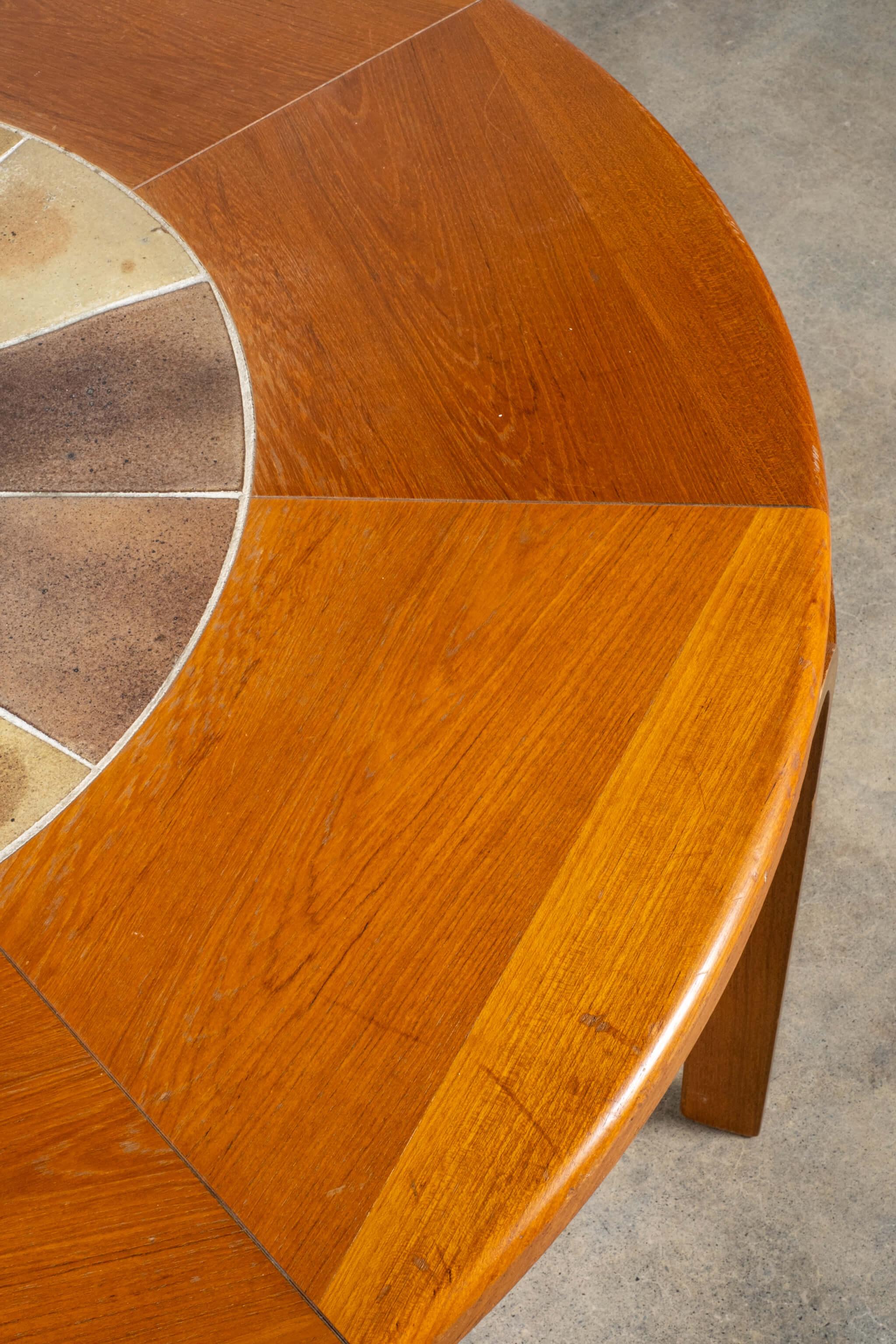 Céramique Table de salle à manger ronde à plateau basculant Haslev Mobelsnedkeri de Tue Poulsen en vente