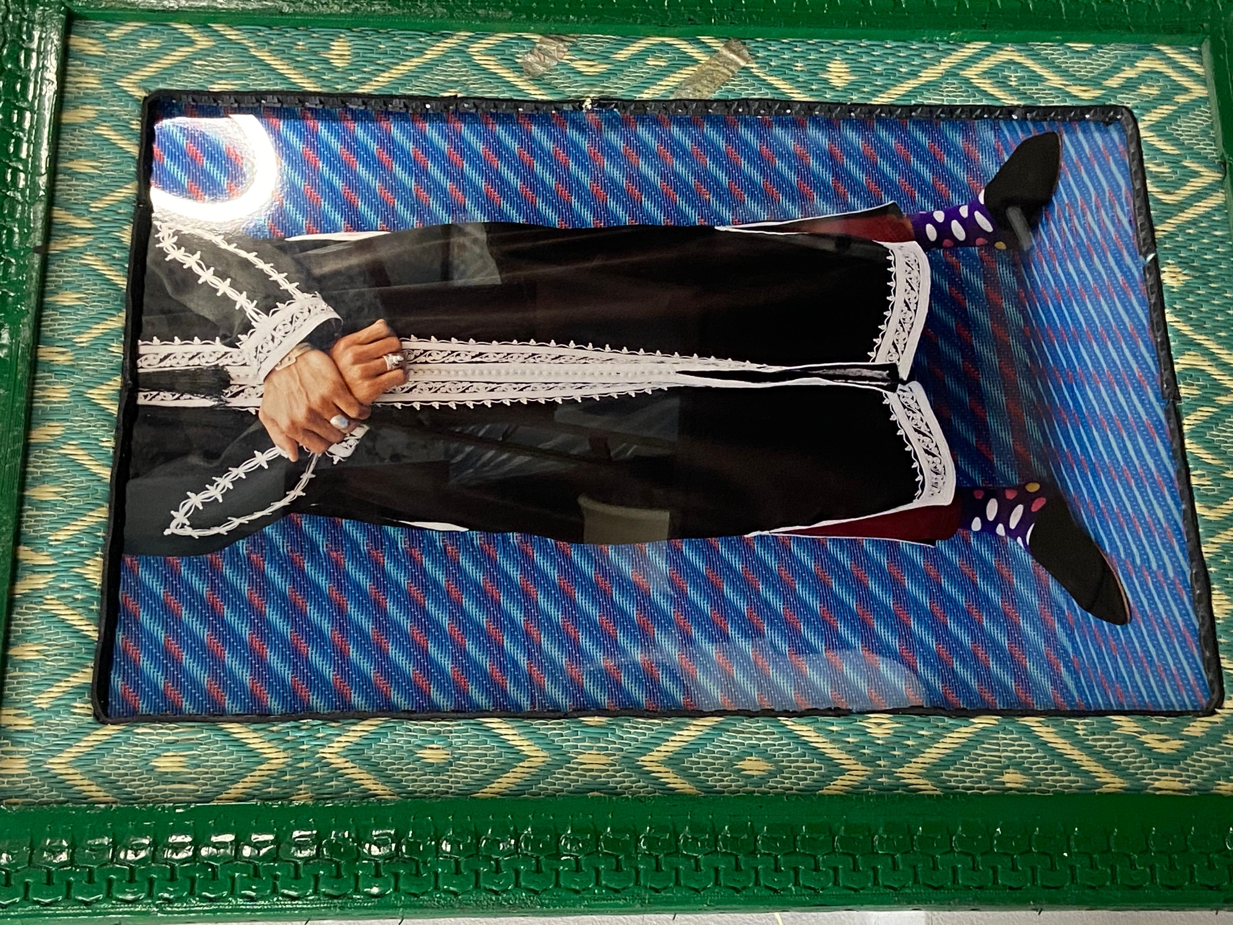 Abdel Legs - Portrait Photograph Nero di Hassan Hajjaj