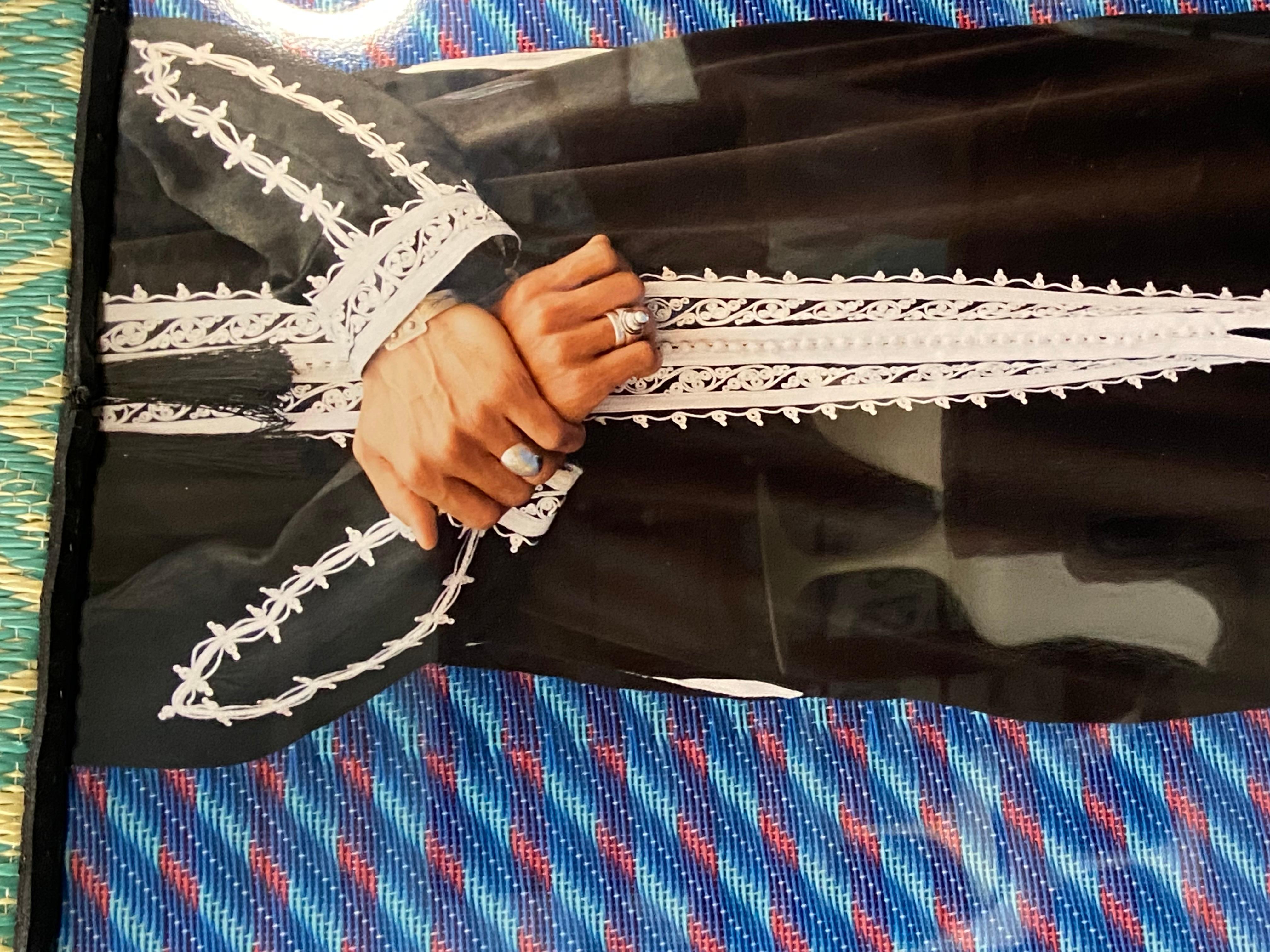Hassan Hajjaj
Abdel Legs, 2014/1435
Stampa lambda metallizzata su dibond da 3 mm con cornice di pneumatici dipinta in acrilico
Dimensioni incorniciate: 36 3/4 x 27 pollici  (93,3 x 68,6 cm)
Dimensioni dell'immagine: 29,53 x 19,69 pollici  (75 x 50