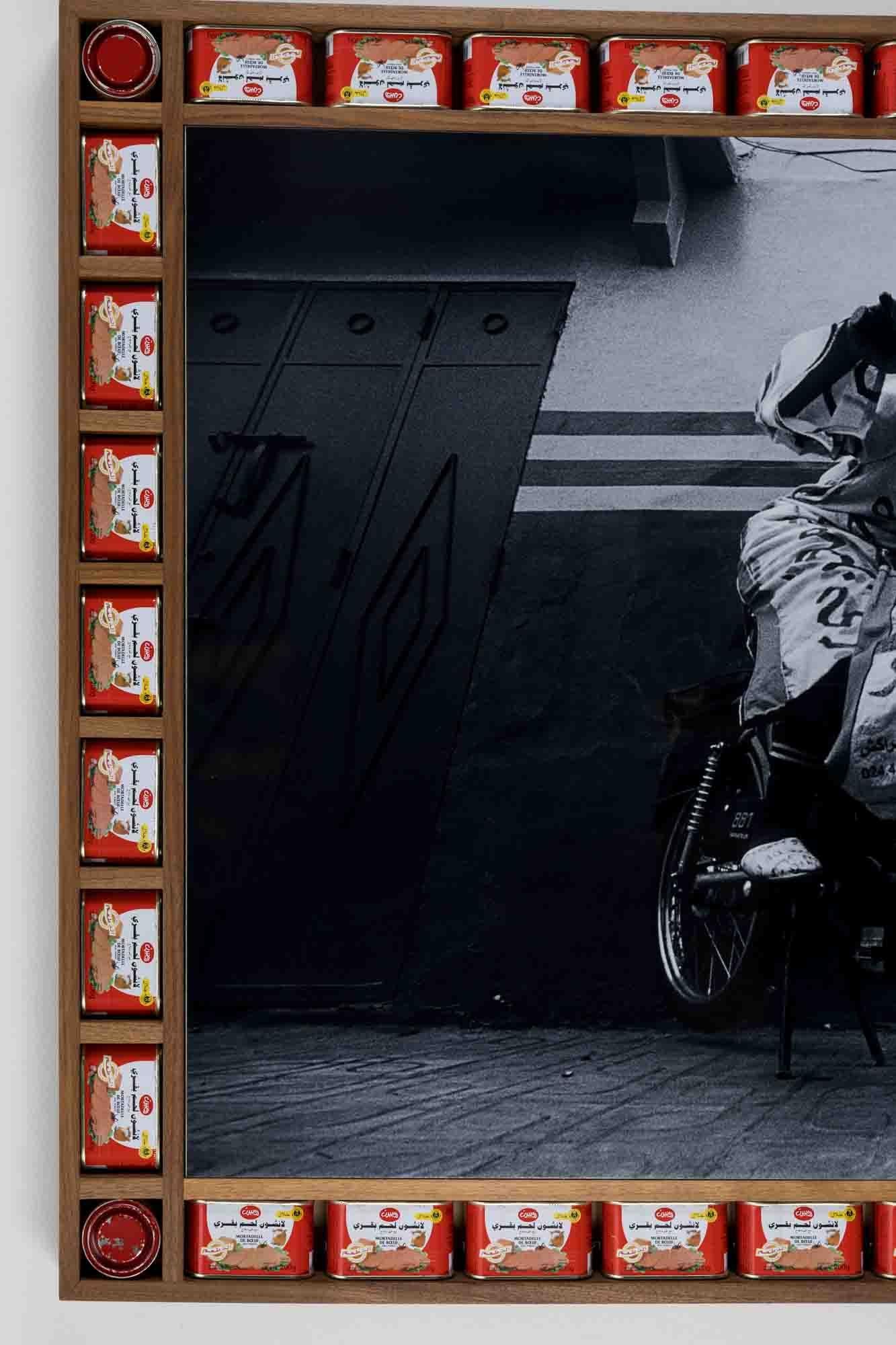 With his multimedia portraits, Moroccan artist Hassan Hajjaj thrives in a space between cultures, traditions, mediums, and artistic movements. The subjects of his photography range from underground musicians to friends and strangers he encounters on
