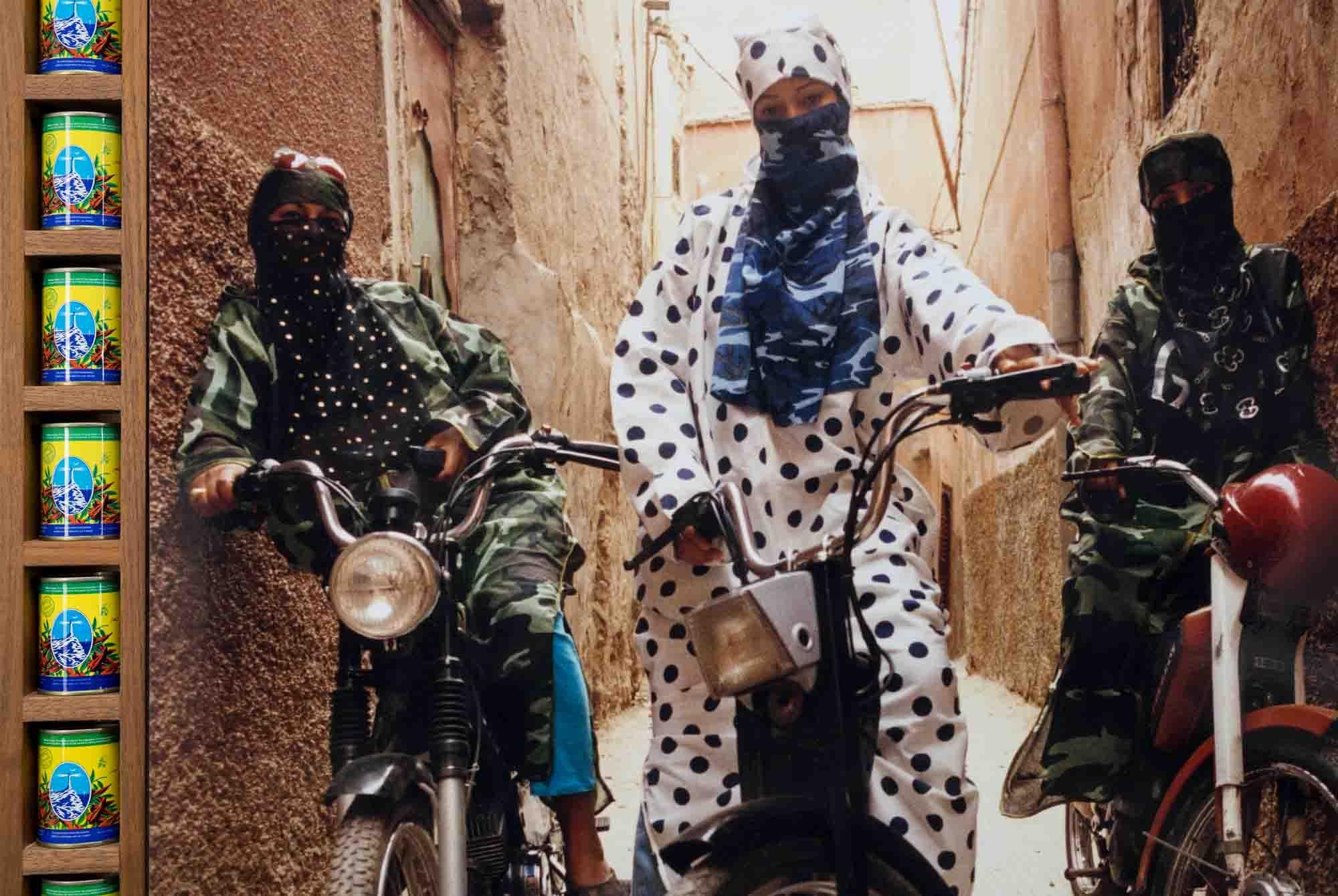 With his multimedia portraits, Moroccan artist Hassan Hajjaj thrives in a space between cultures, traditions, mediums, and artistic movements. The subjects of his photography range from underground musicians to friends and strangers he encounters on