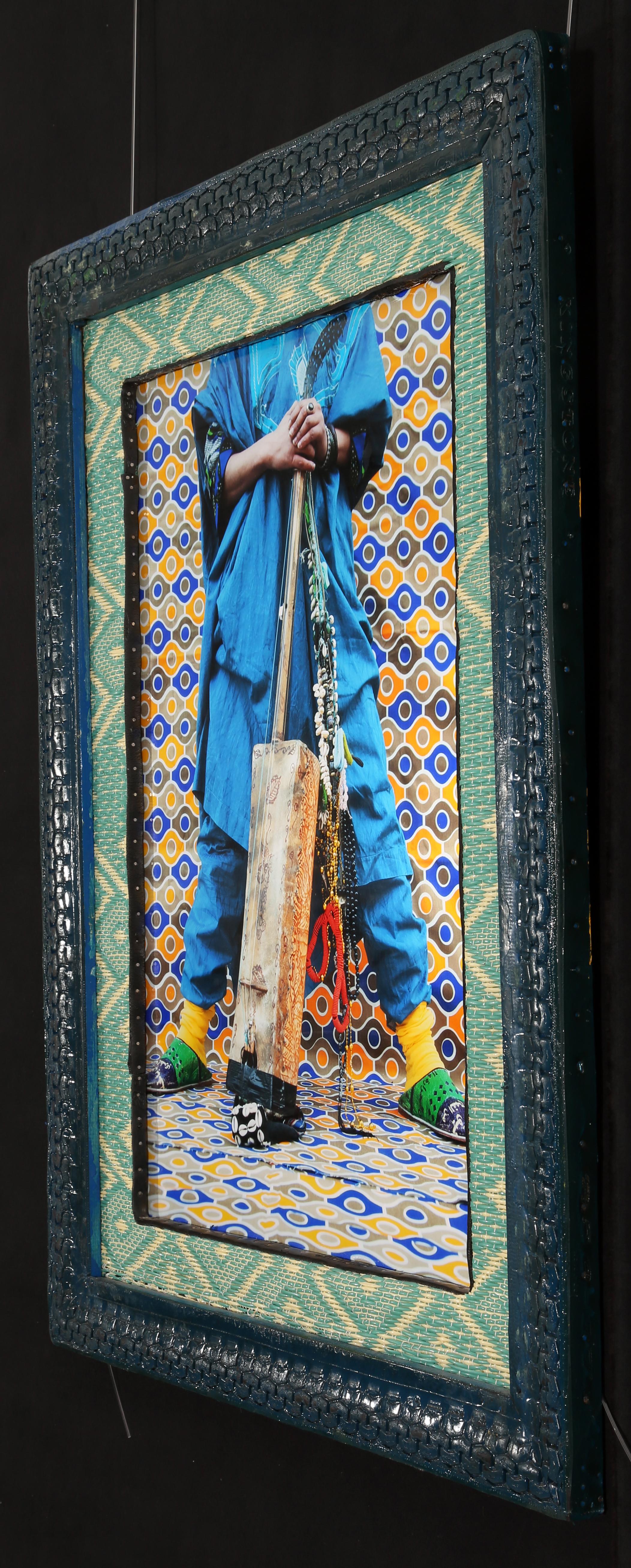 Simo Blue Legs (Blau), Portrait Photograph, von Hassan Hajjaj