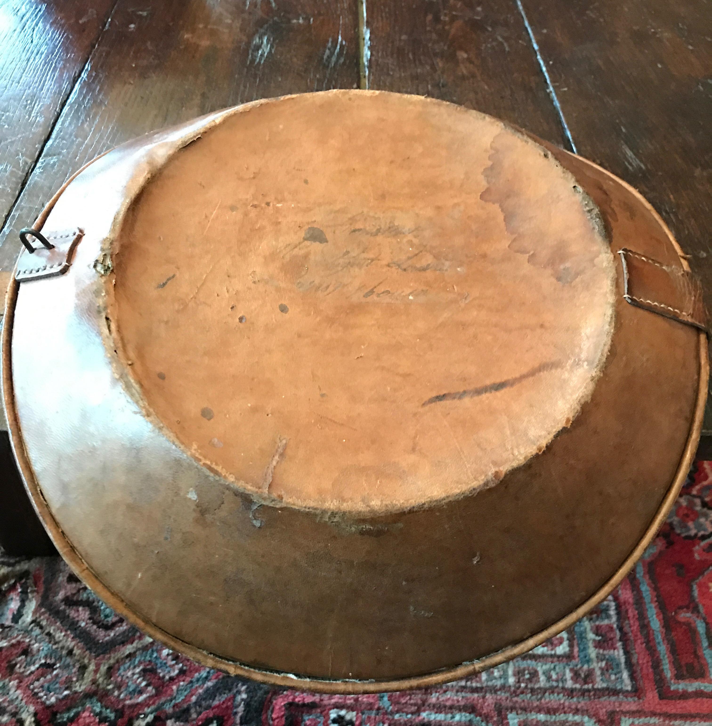 Boîte à chapeaux et chapeau Claque Paris, 19ème siècle État moyen - En vente à Diest, Vlaams Brabant