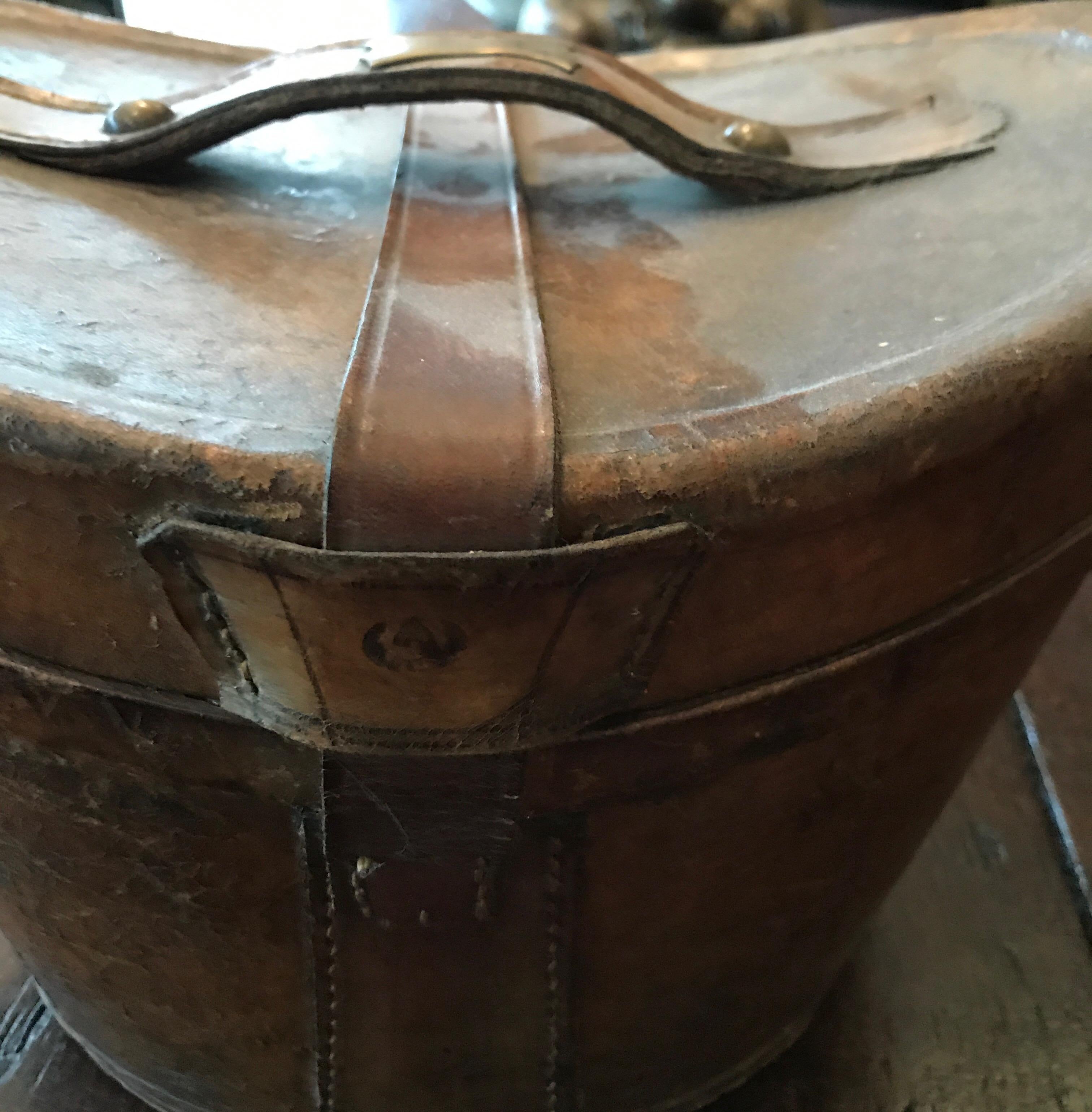 English Hat Box Leather 18th Century Empty Red Velvet For Sale