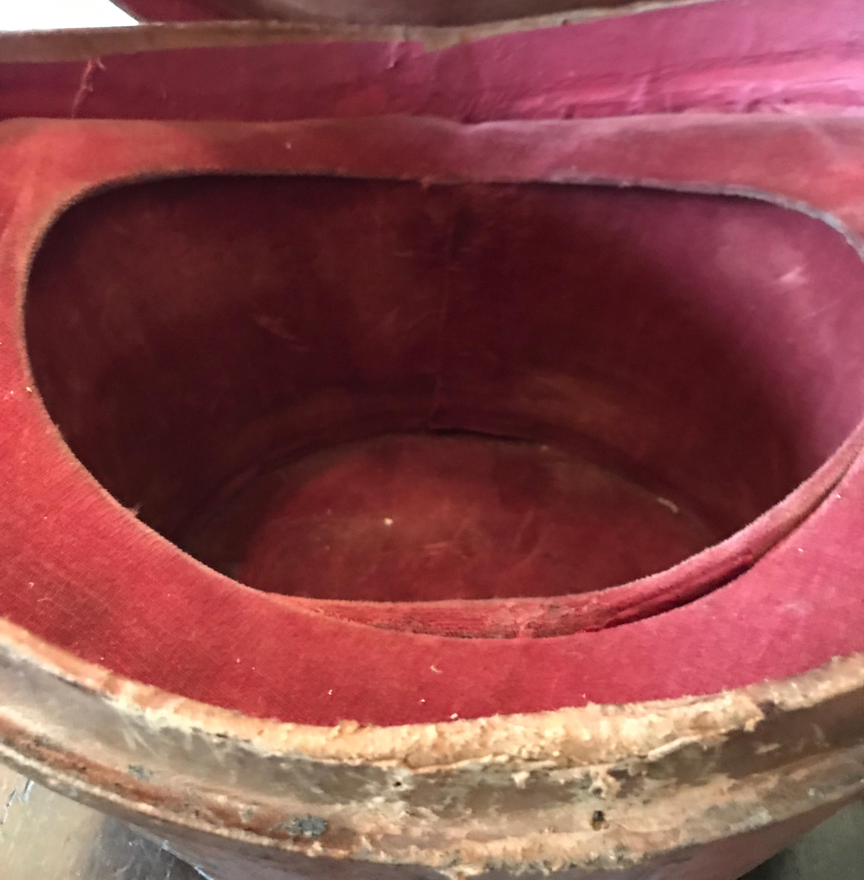 Hat Box Leather 18th Century Empty Red Velvet In Fair Condition For Sale In Diest, Vlaams Brabant