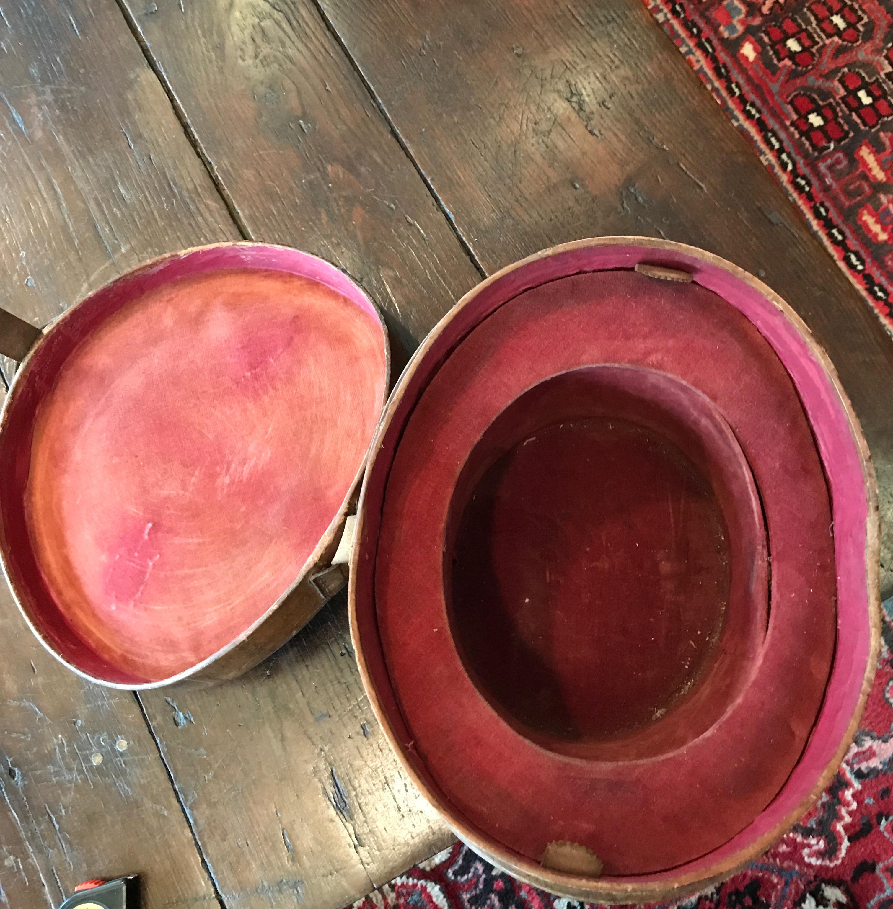 Hat Box Leather 18th Century Empty Red Velvet For Sale 1