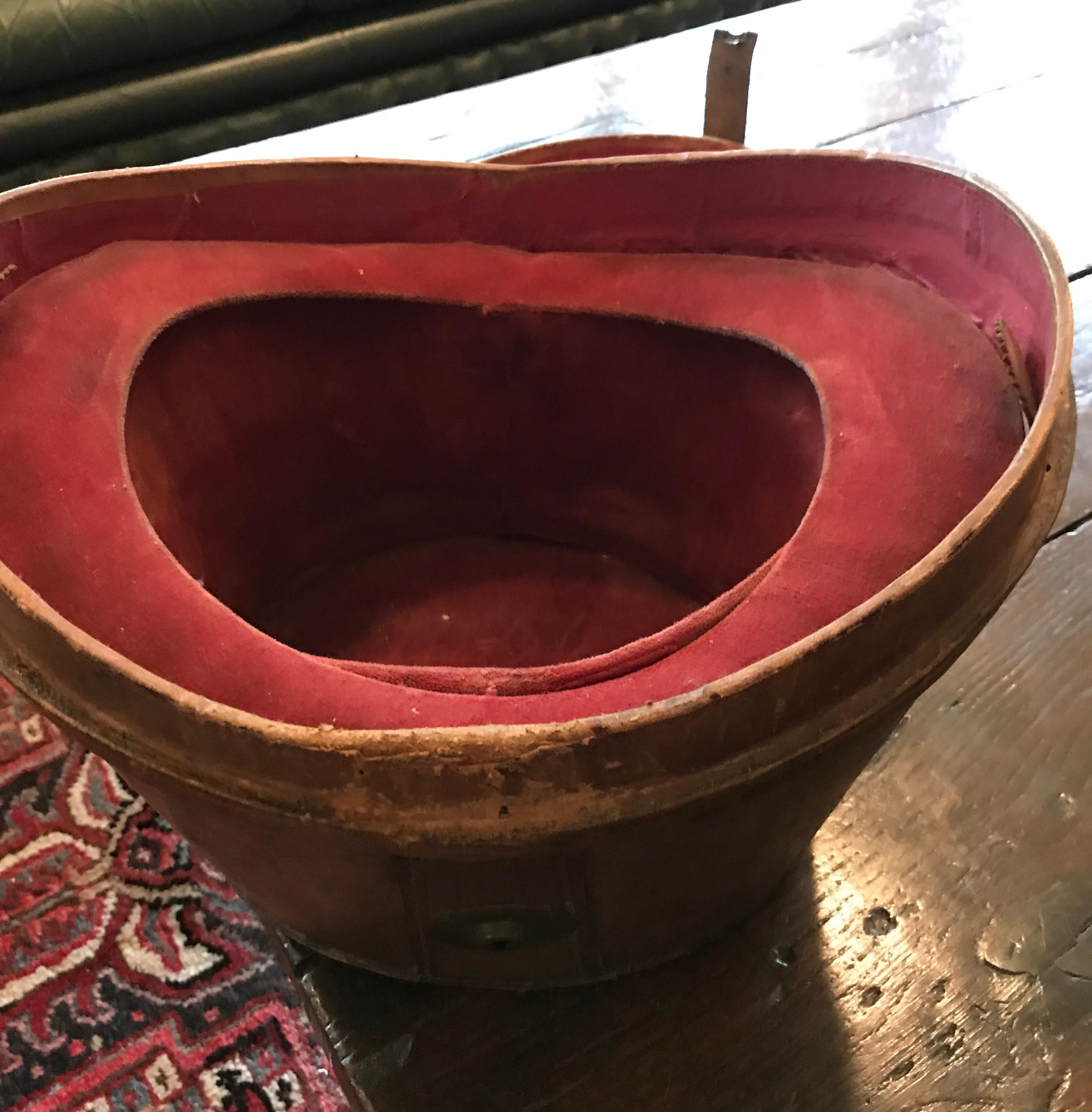Hat Box Leather 18th Century Empty Red Velvet For Sale 2